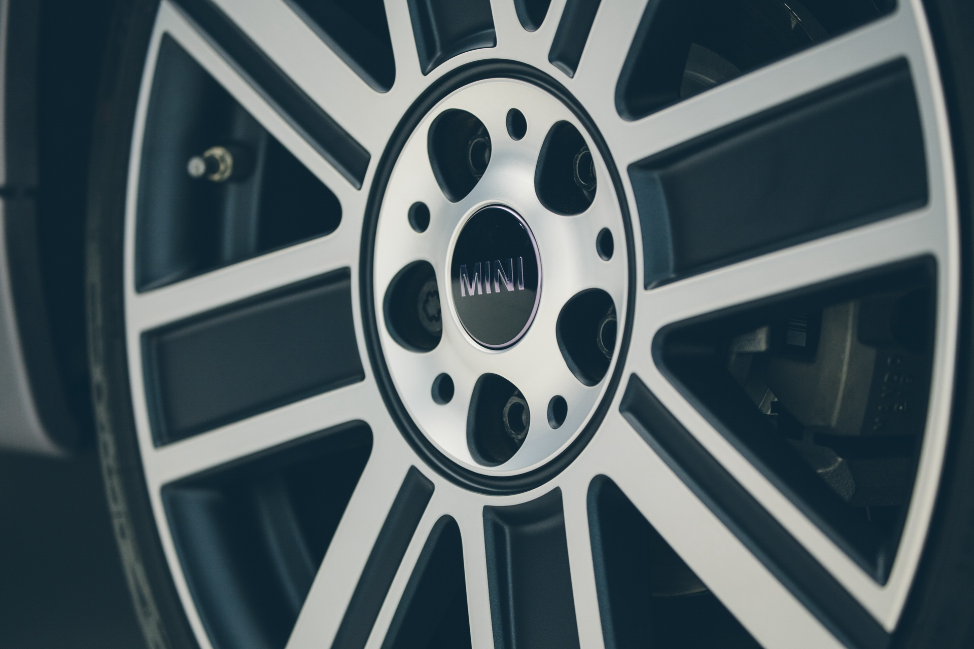 unique-mini-3-door-royal-wedding-goodwood-6 One-Off Mini Created For British Royal Wedding Heading To Auction