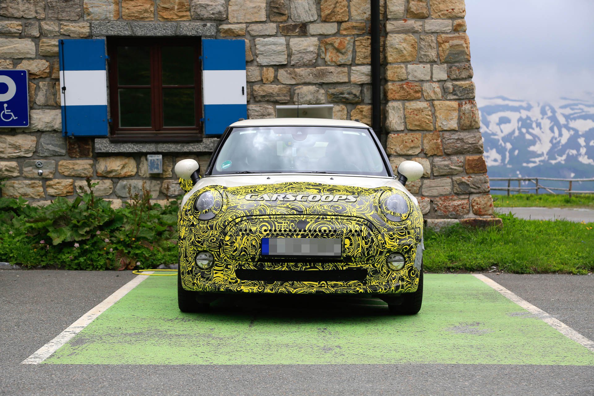 2019-MINI-EV-1 2019 MINI EV Teased, Will Have Enclosed Grille And Asymmetrical Four-Spoke Wheels