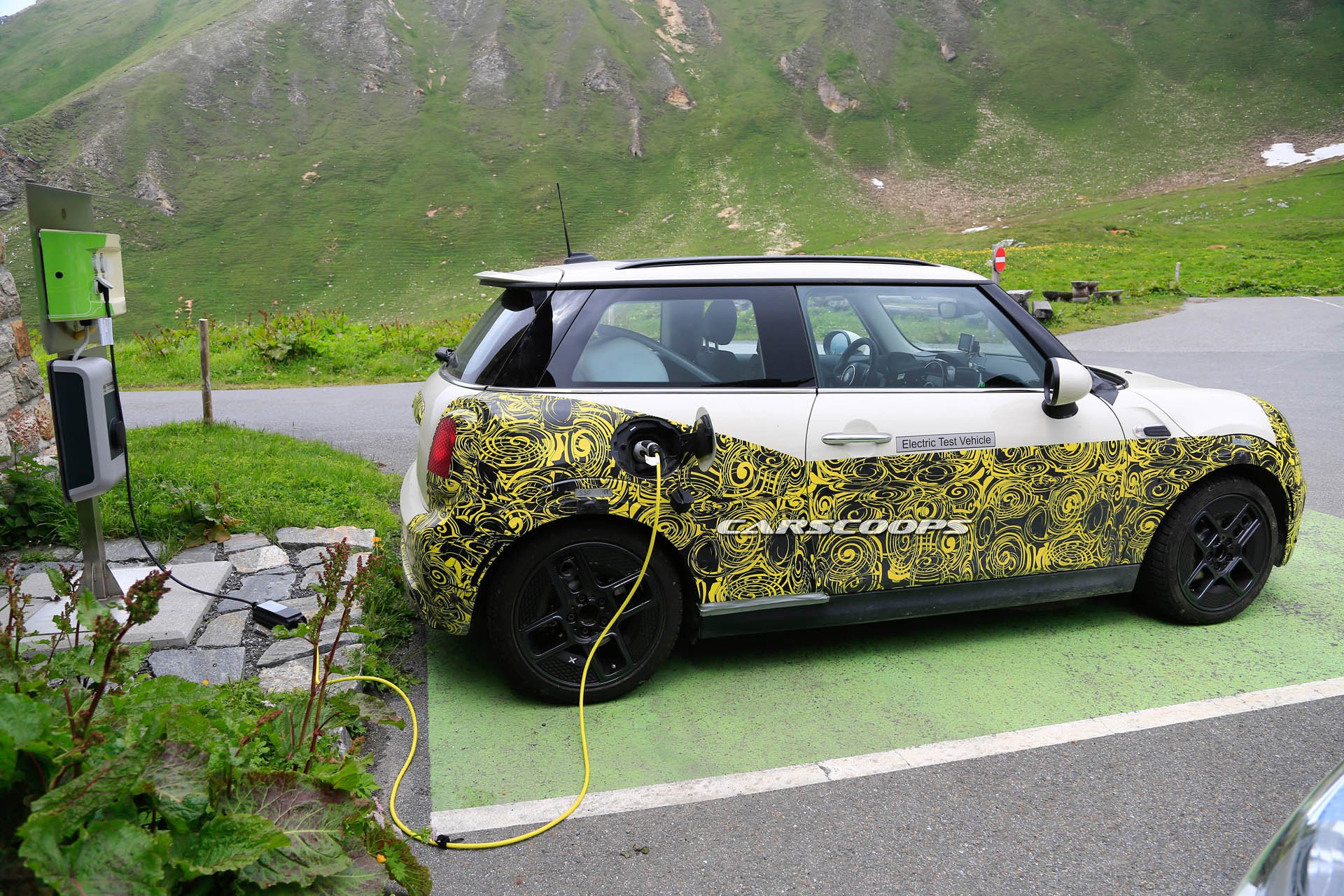 2019-MINI-EV-12 2019 MINI EV Teased, Will Have Enclosed Grille And Asymmetrical Four-Spoke Wheels