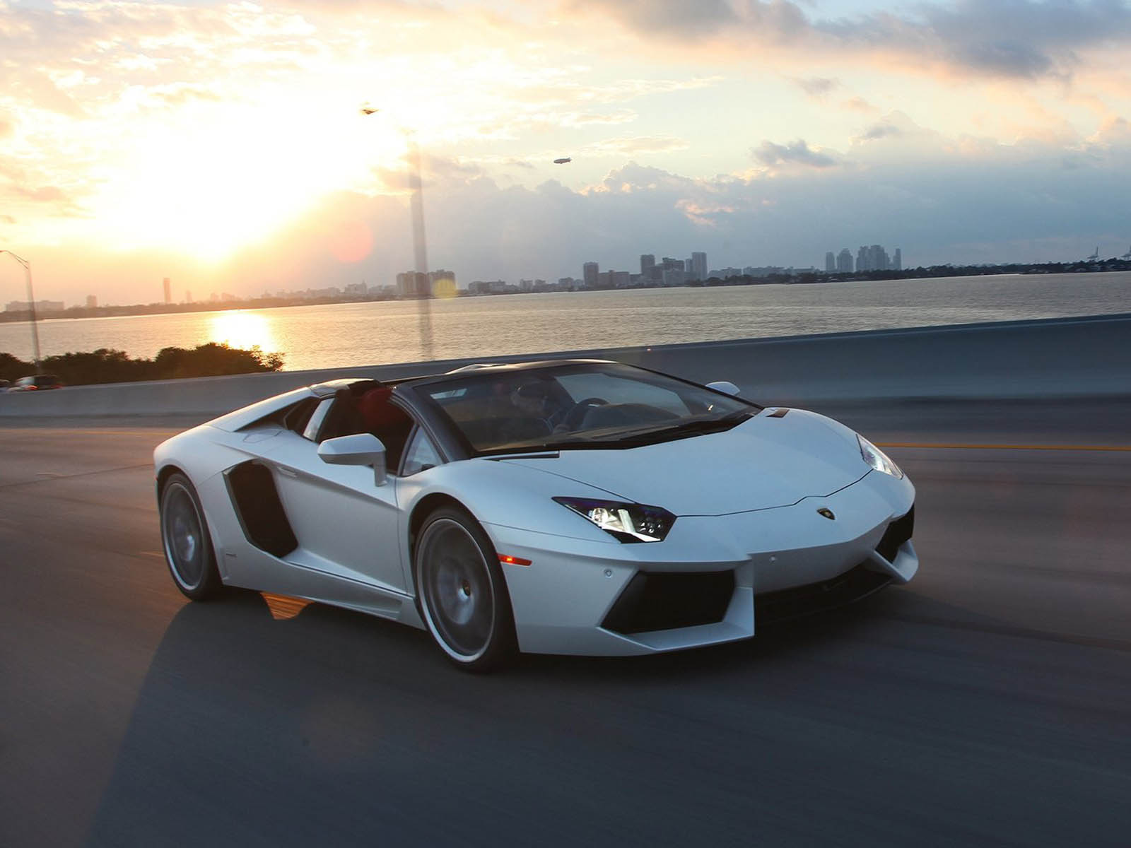 Lamborghini-Aventador_LP700-4_Roadster-2014-1600-0a The Lamborghini Aventador’s Having Trouble Downshifting