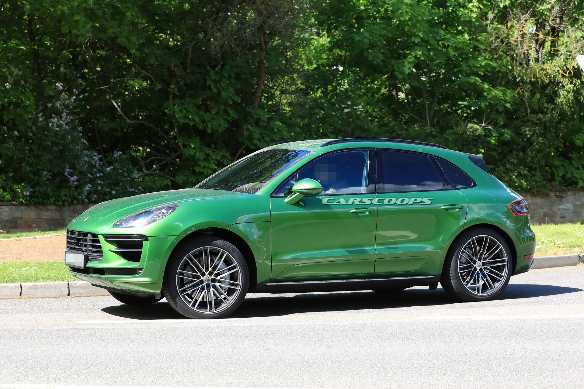 2019-Porsche-Macan-5 2019 Porsche Macan Shows Off New Taillights In Final Teaser Image