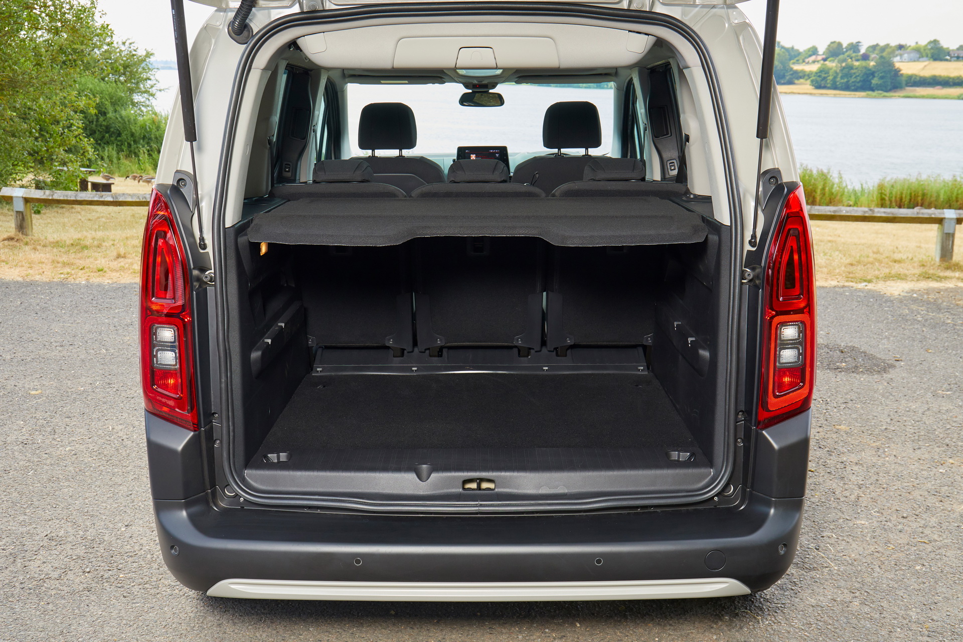 2019-citroen-berlingo-42 New Citroen Berlingo And Peugeot Rifter Go On Sale In The UK