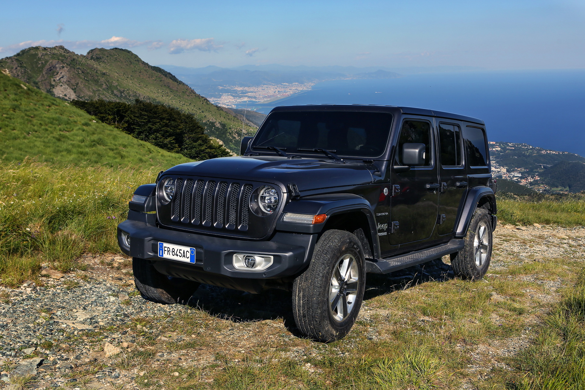 Jeep-Wrangler-71 Euro-spec Jeep Wrangler Detailed, Will Feature 197HP 4-Cylinder Diesel