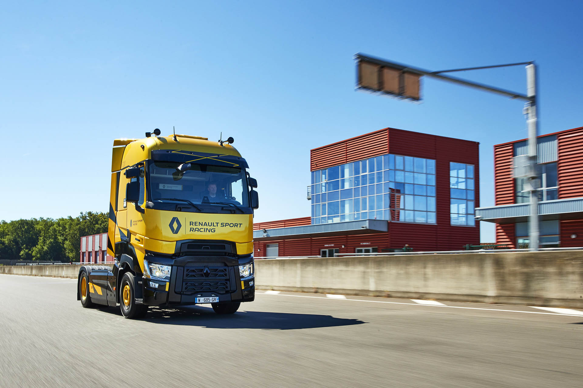 renault-t-high-renault-sport-racing-edition-05 Renault T High RS Racing Edition Is By No Means A Hot Hatch