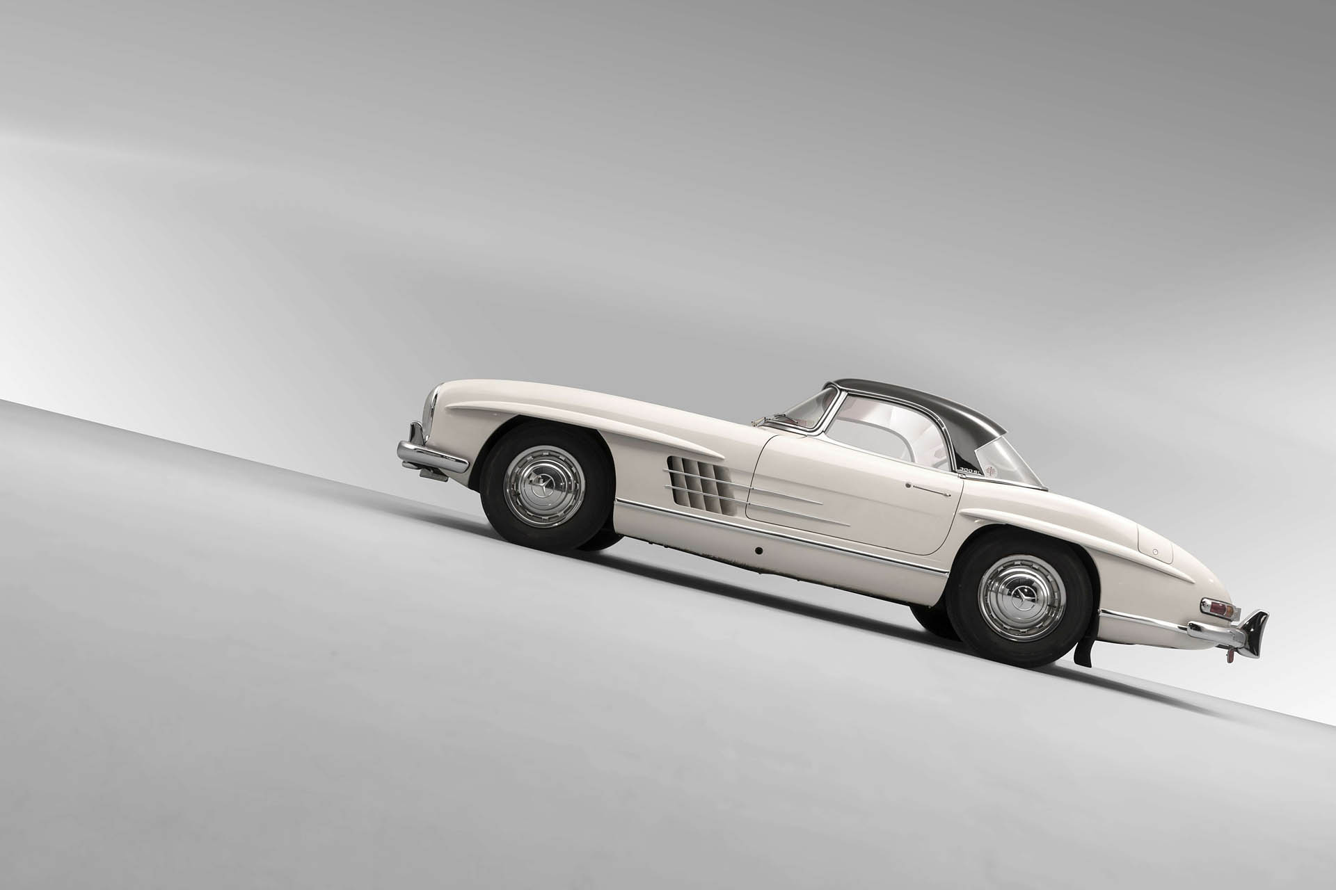 1963-Mercedes-Benz-300-SL-Roadster_06 This Factory-Fresh Mercedes 300 SL Doubled Its Estimate To Set A New World Record
