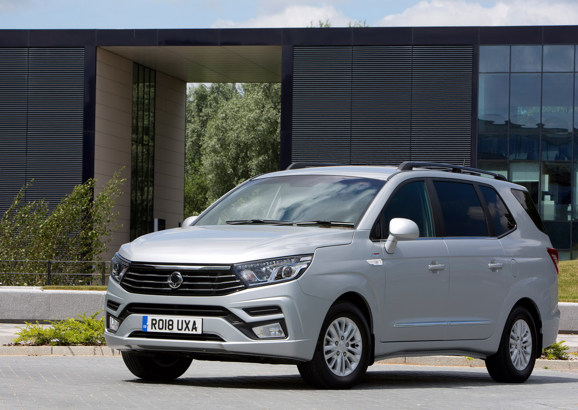 2019-ssangyong-turismo-mpv-3 Facelifted SsangYong Turismo Is Not The Prettiest MPV Out There