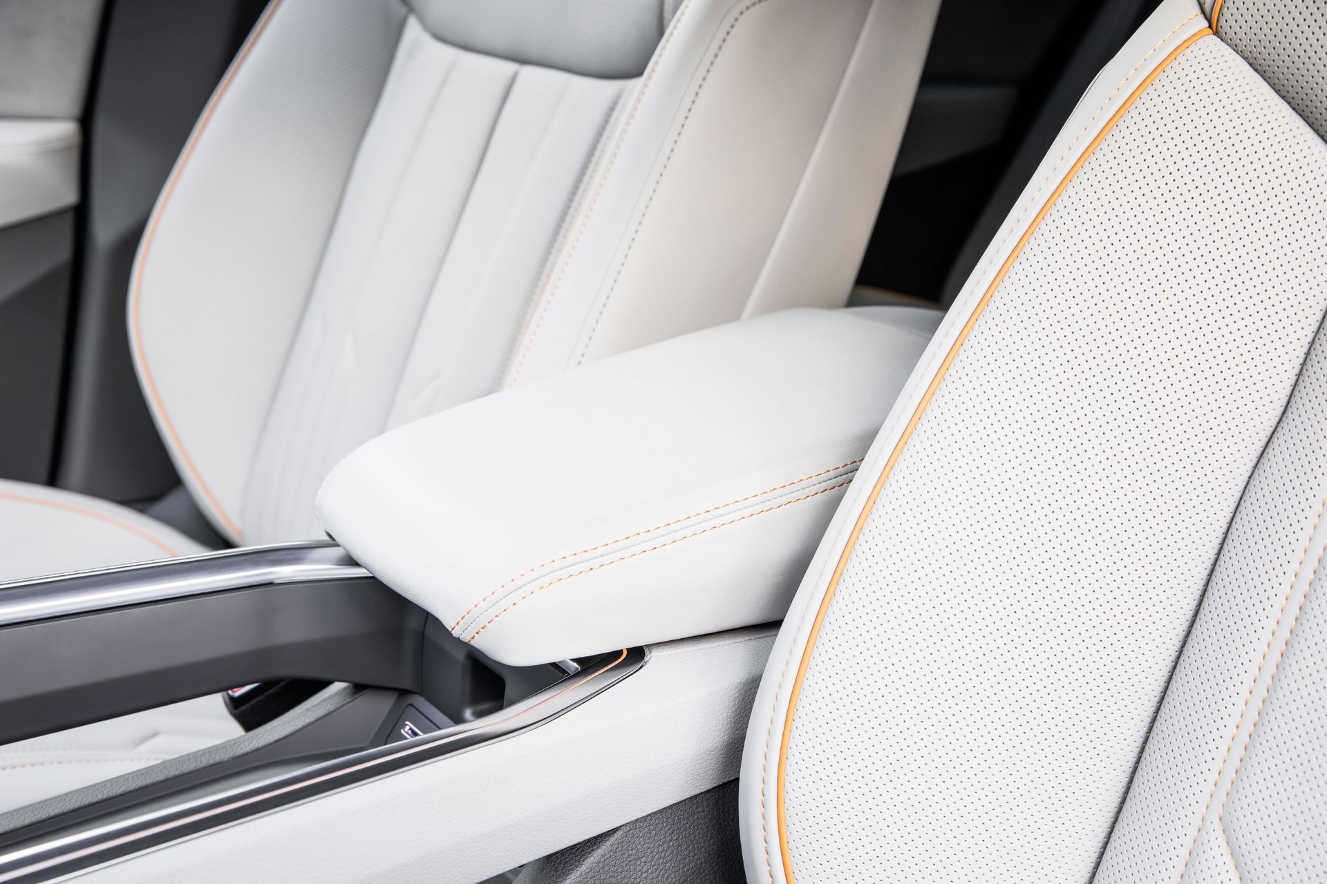 Audi-E-Tron-Interior-14 Audi Shows 2020 E-Tron Crossover’s Cabin That Gets Door Screens