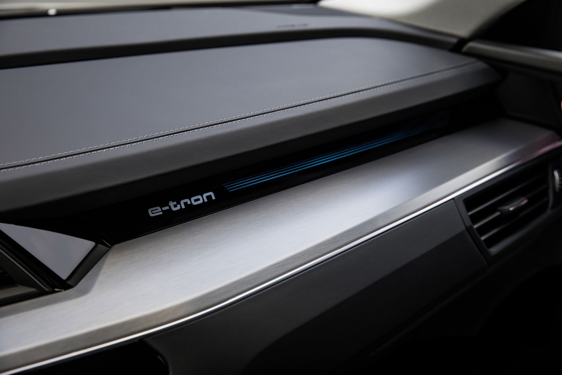 Audi-E-Tron-Interior-15 Audi Shows 2020 E-Tron Crossover’s Cabin That Gets Door Screens