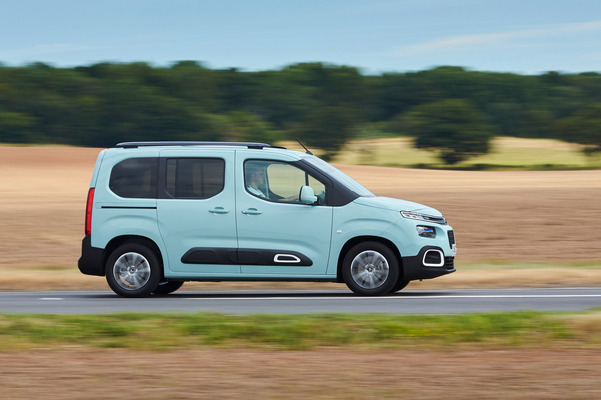 2019-citroen-berlingo-49 New Citroen Berlingo And Peugeot Rifter Go On Sale In The UK