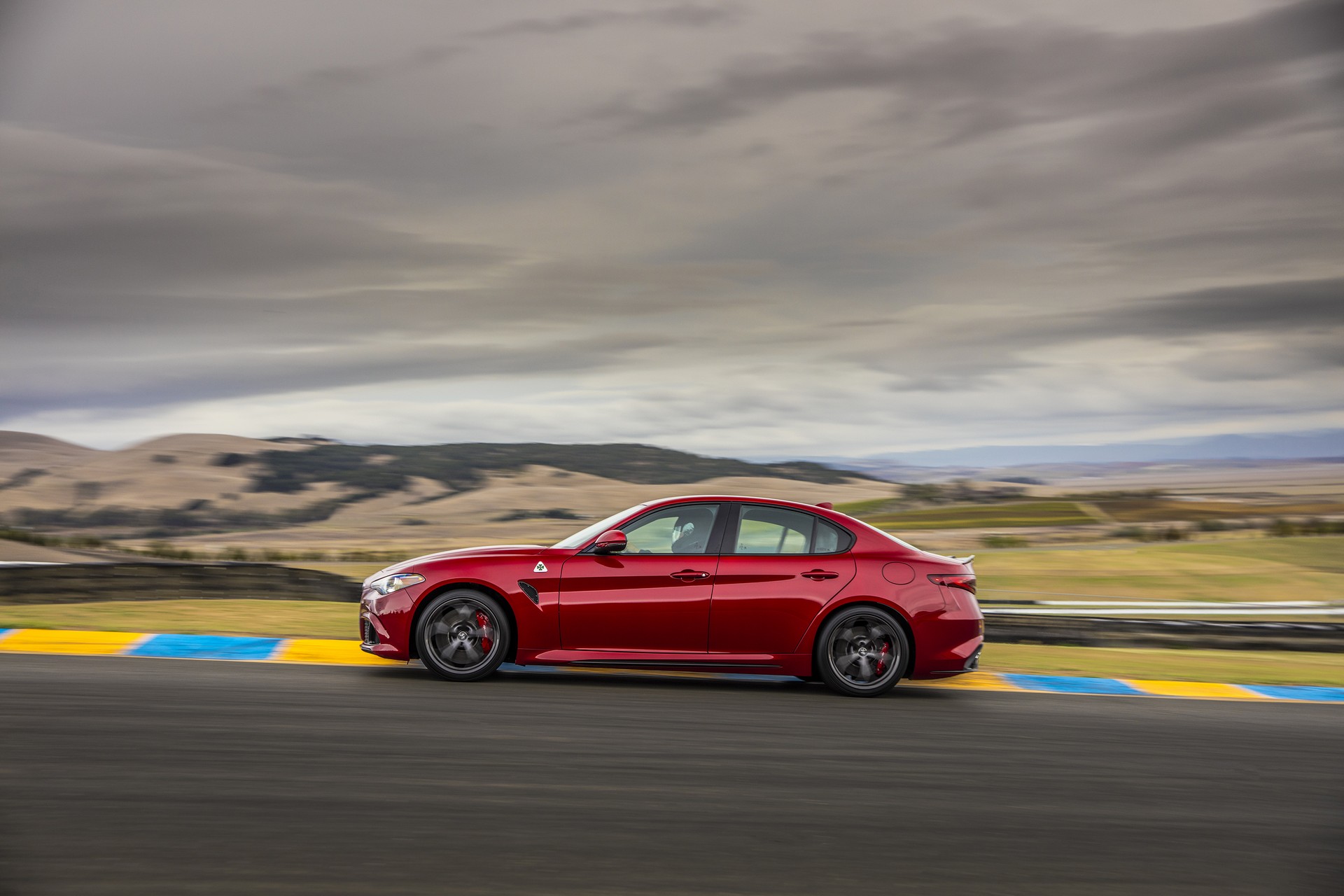 2019-Alfa-Romeo-Giulia-64 2019 Alfa Romeo Giulia Gains New Styling Packages, Additional Equipment