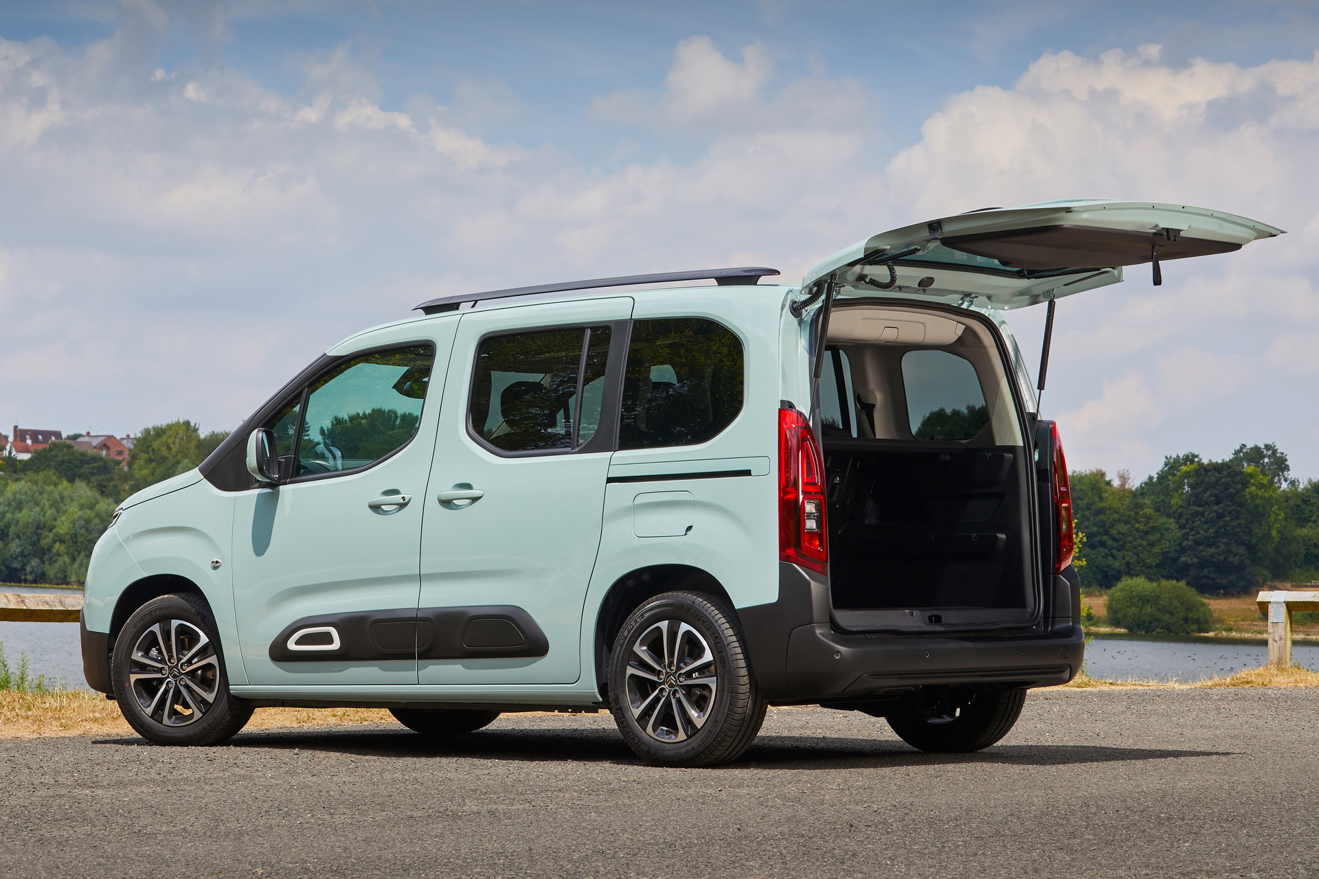 2019-citroen-berlingo-13 New Citroen Berlingo And Peugeot Rifter Go On Sale In The UK