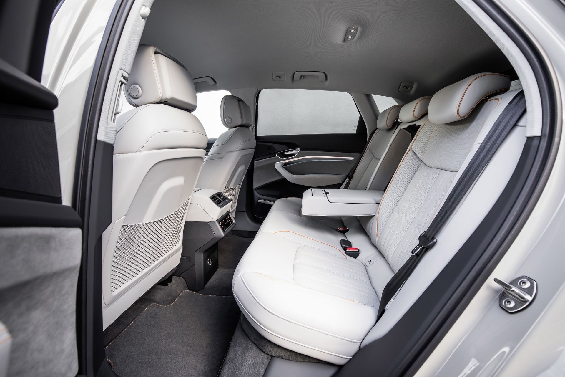 Audi-E-Tron-Interior-19 Audi Shows 2020 E-Tron Crossover’s Cabin That Gets Door Screens
