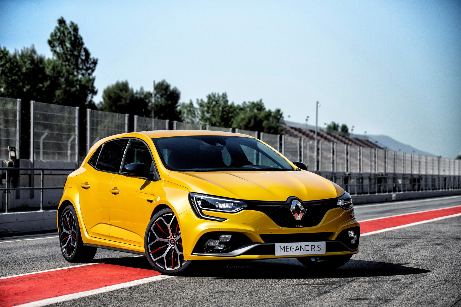 2019-renault-megane-rs-trophy-7 New Renault Megane RS Trophy With 296HP Is The Most Potent And Extreme Version Yet