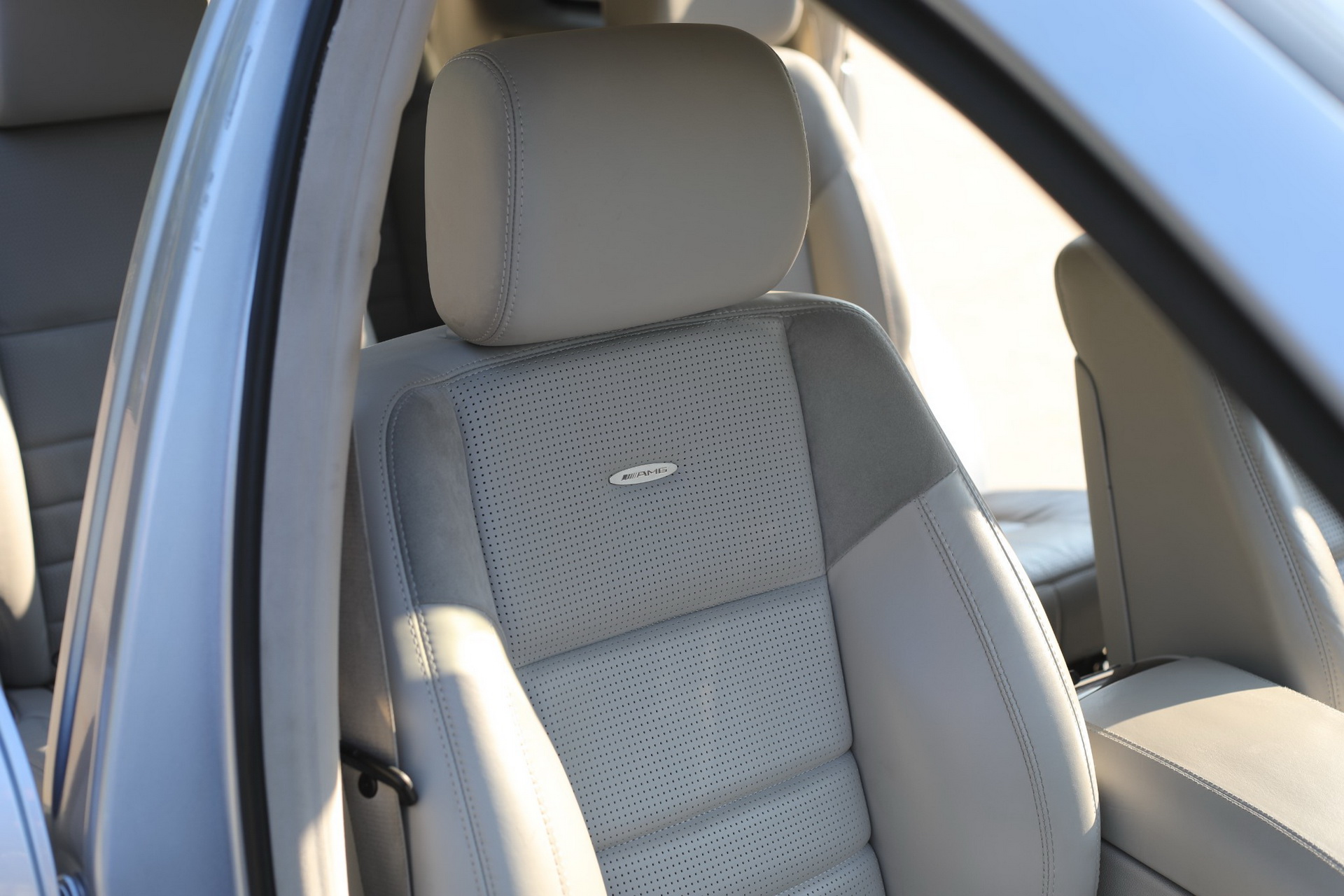 mercedes-r63-amg-auction-bat-10 2007 Mercedes R63 AMG Is A Very Fast, And Very Unpopular, Oddity