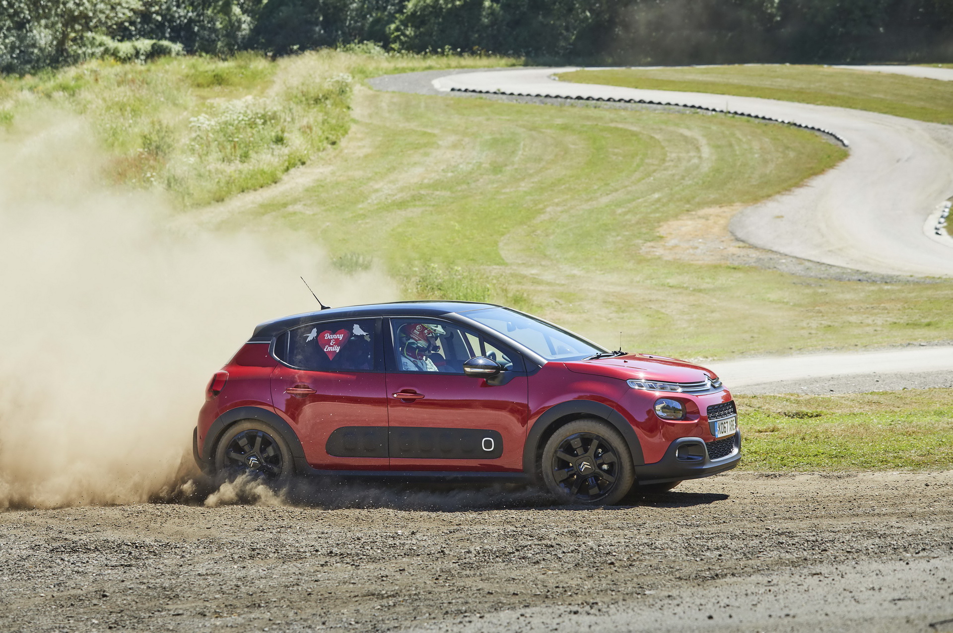 citroen-gives-couples-blind-dates-4 Citroen Takes Three Couples On Blind Dates In A Rally Stage