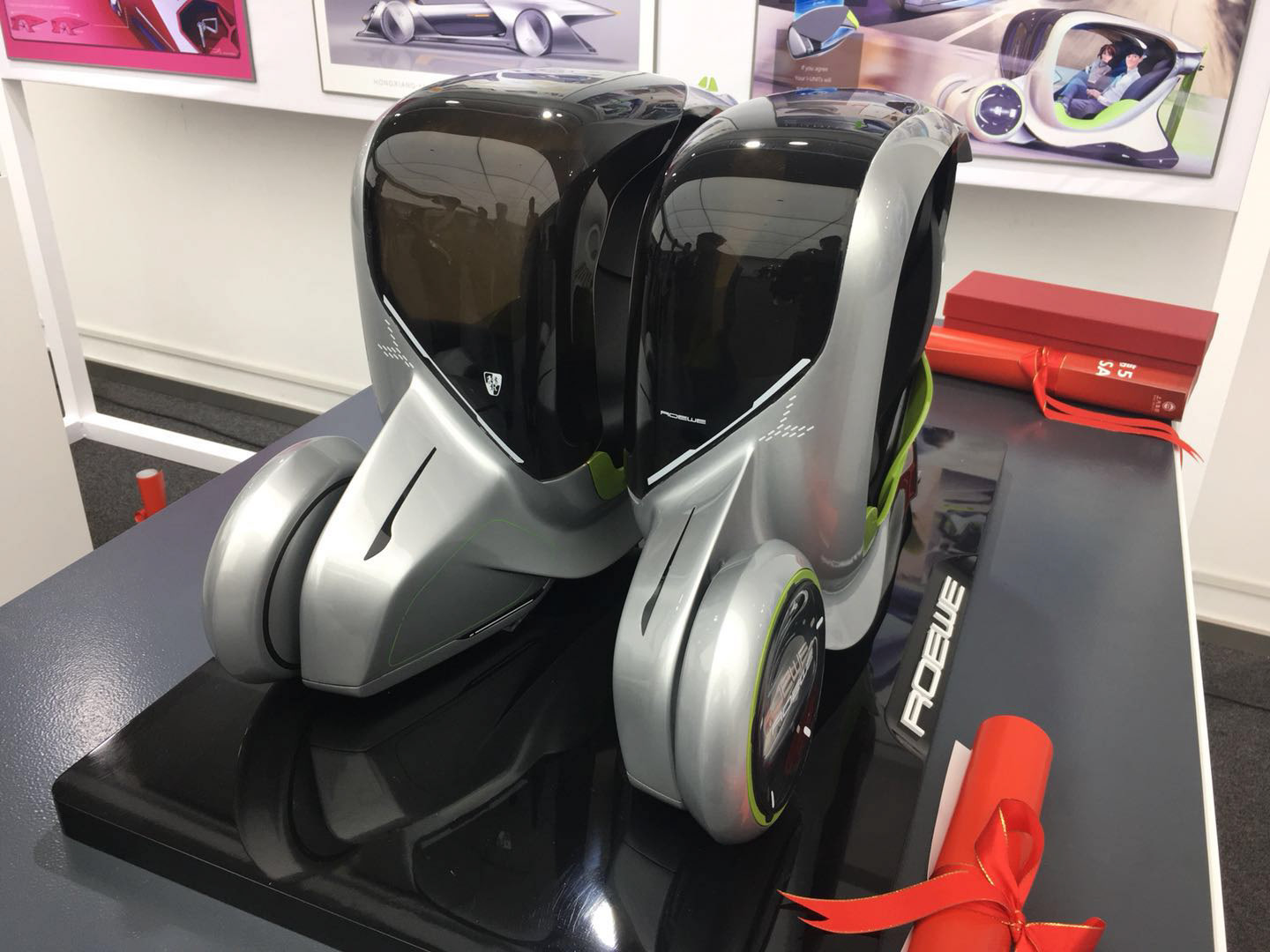 Roewe-I-Unit-29 Futuristic City Vehicle Is Actually Two Independent Pods That Can Merge Or Decouple