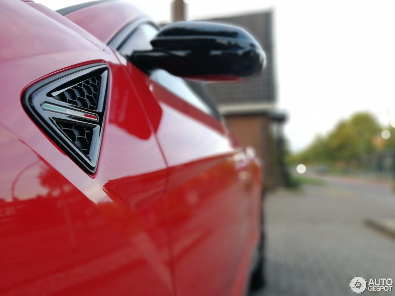 lambo-urus-looks-wicked-in-red-2 Here’s Proof That The Lamborghini Urus Can Pull Off A Ferrari-Red Impression