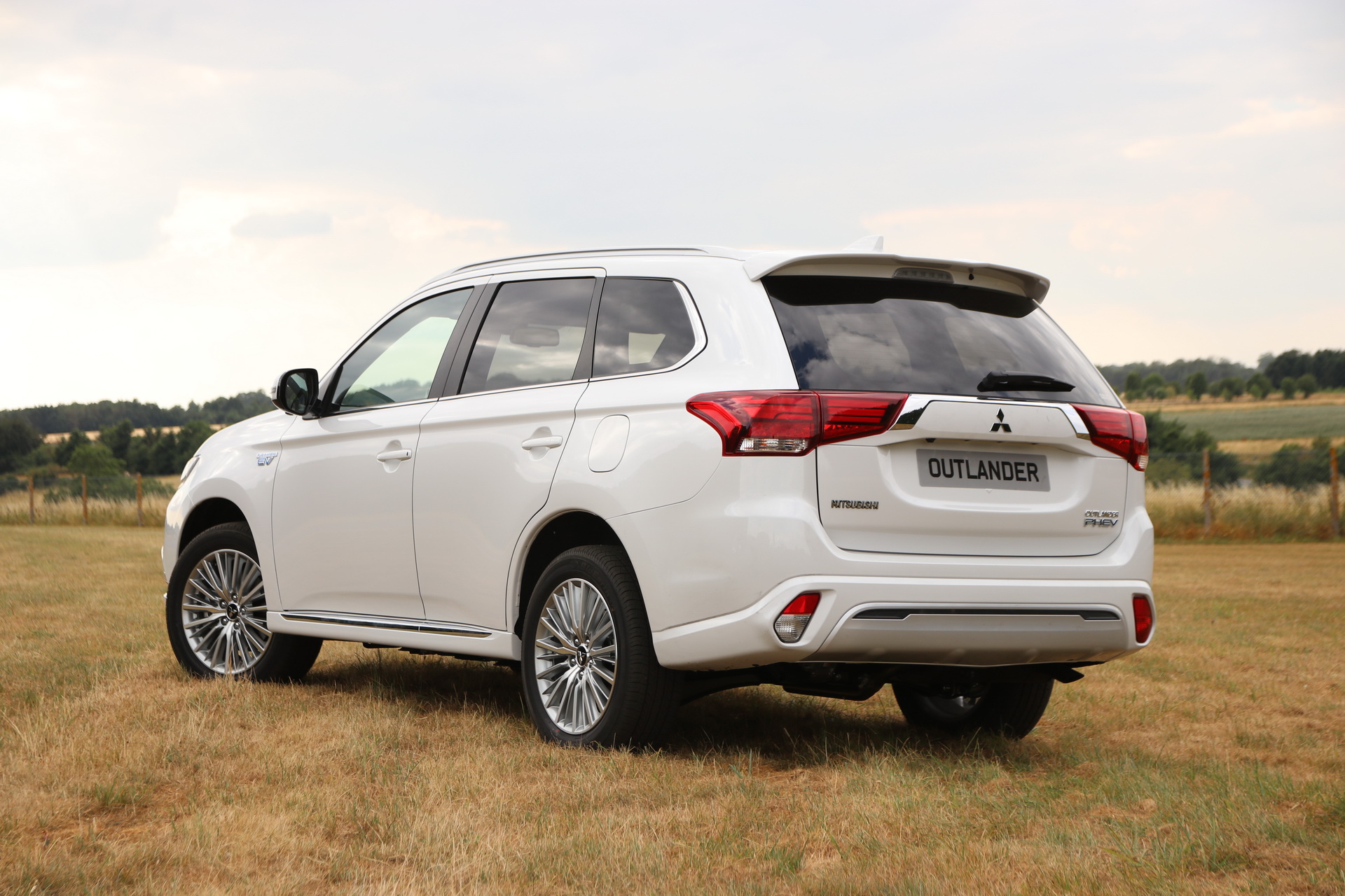 2019-Mitsubishi-Outlander-PHEV-02 2019 Mitsubishi Outlander PHEV Soldiers On With More Power, Priced From £34,255 In The UK