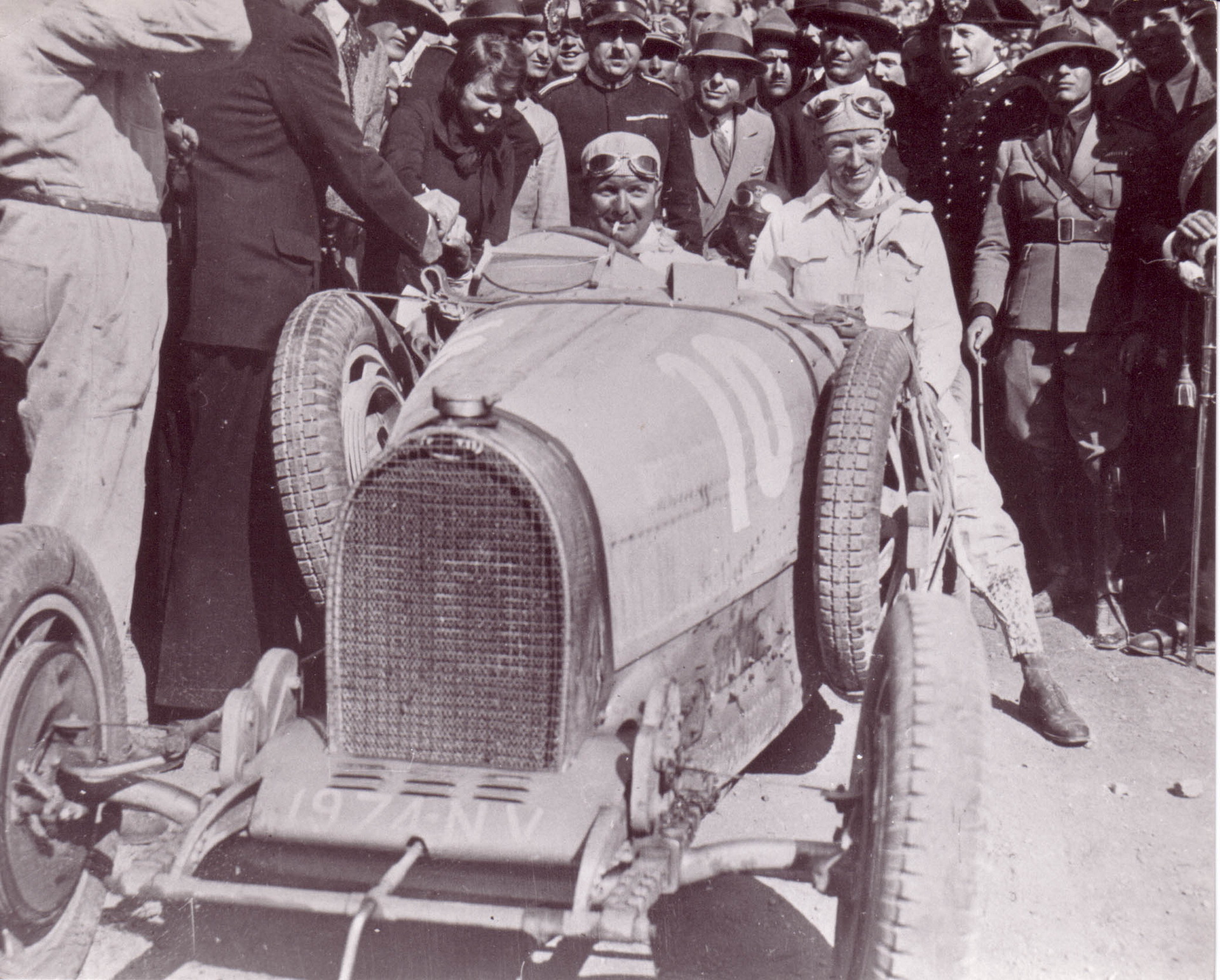 Bugatti Divo 41 Bugatti Divo Debuts With 1500 HP, Production Limited To 40 Units