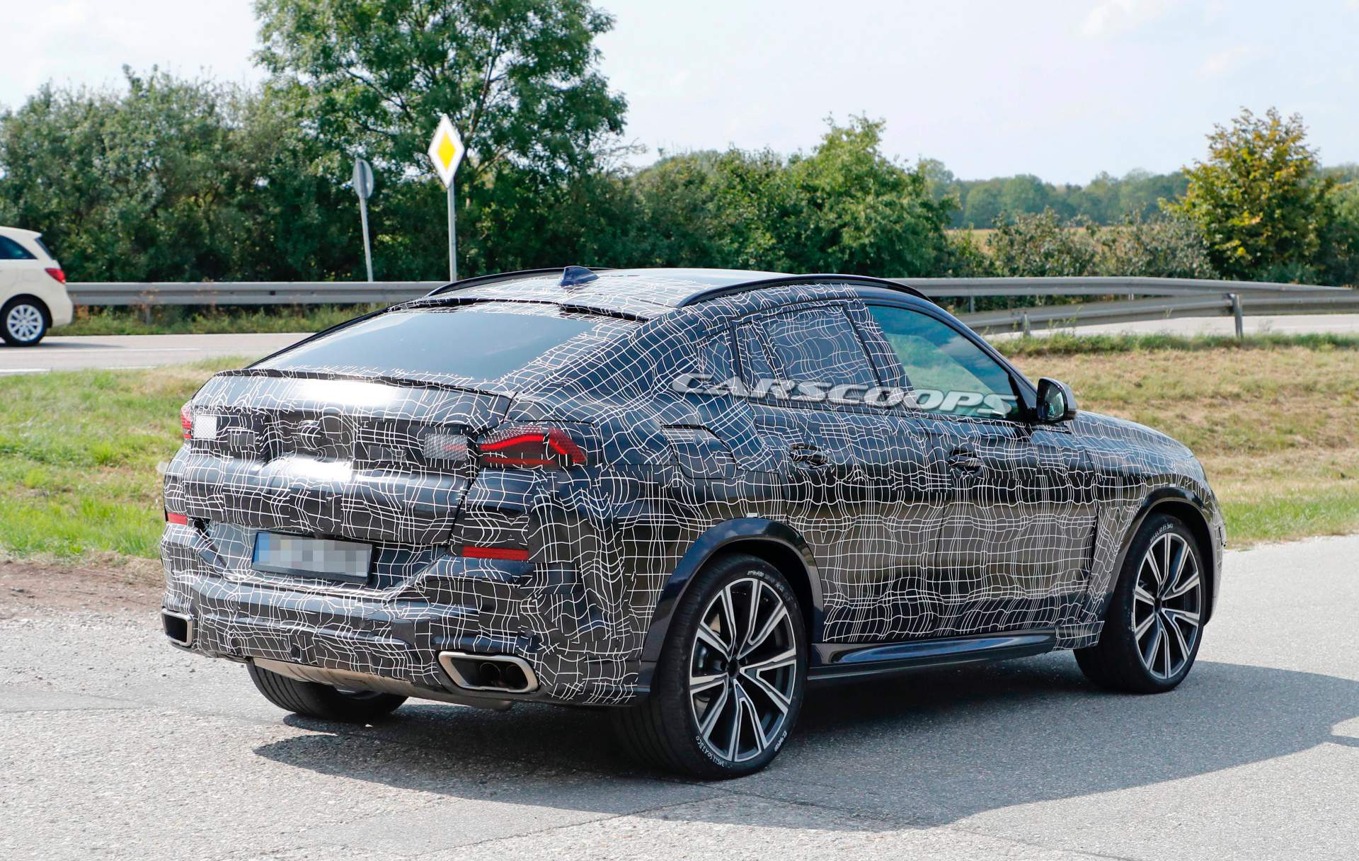 2020-BMW-X6-spy-shots-10 2020 BMW X6 Spied Next To New X4 Suffering From Russian Doll Syndrome