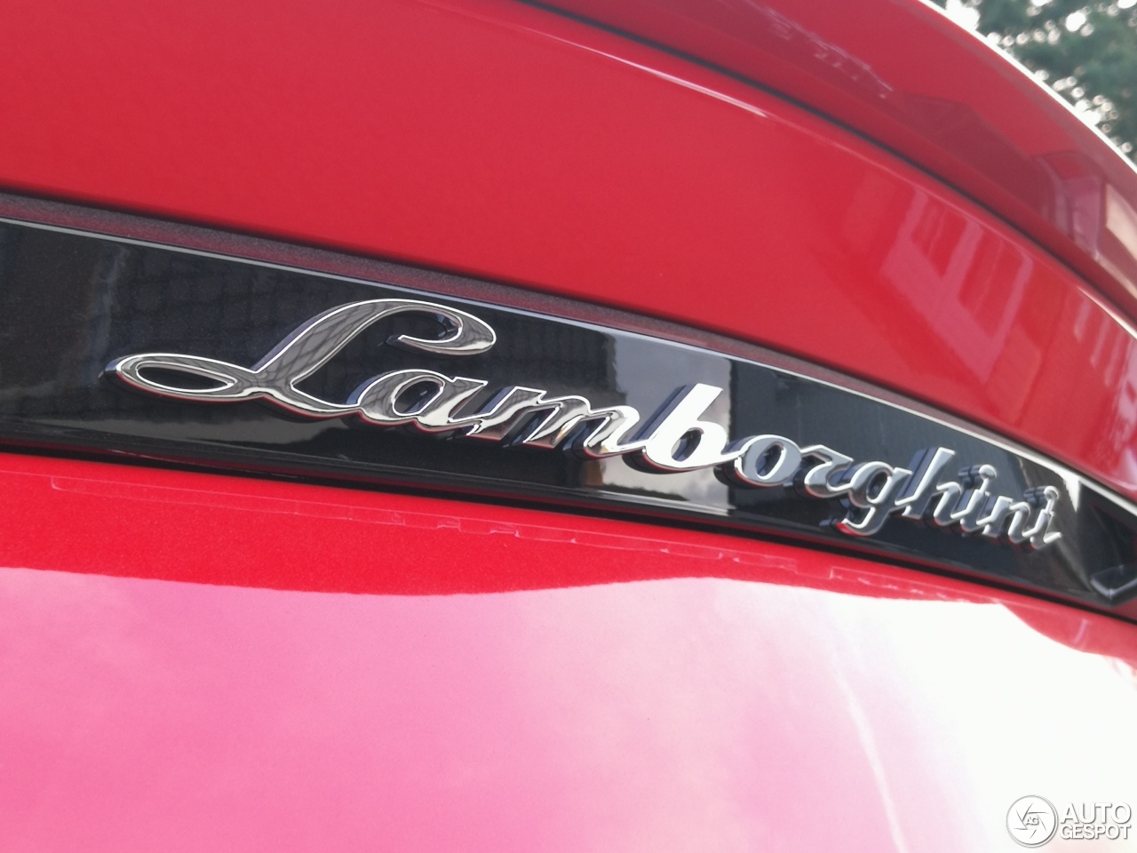 lambo-urus-looks-wicked-in-red-3 Here’s Proof That The Lamborghini Urus Can Pull Off A Ferrari-Red Impression