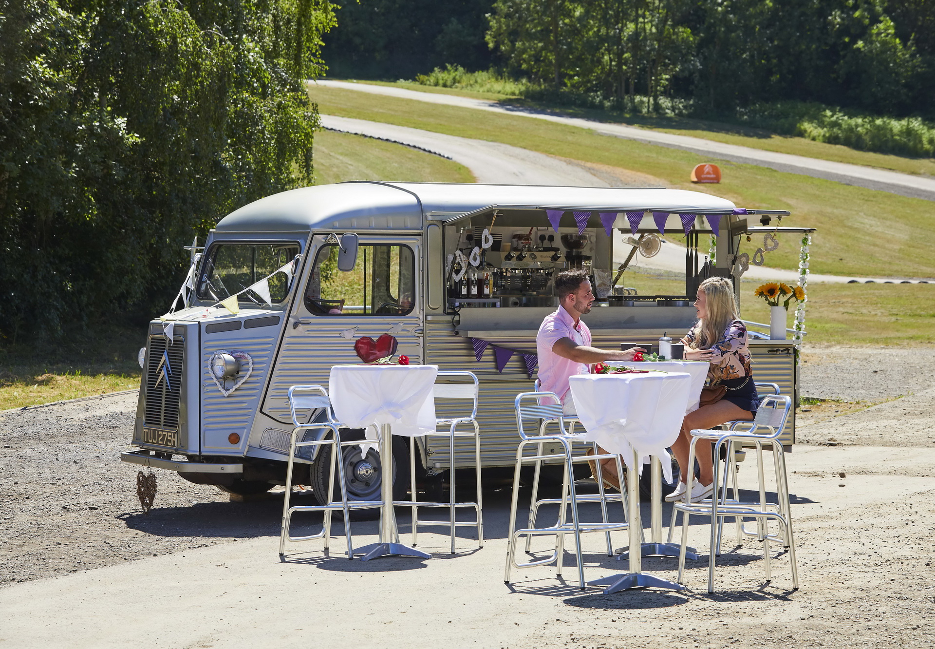 citroen-gives-couples-blind-dates-17 Citroen Takes Three Couples On Blind Dates In A Rally Stage