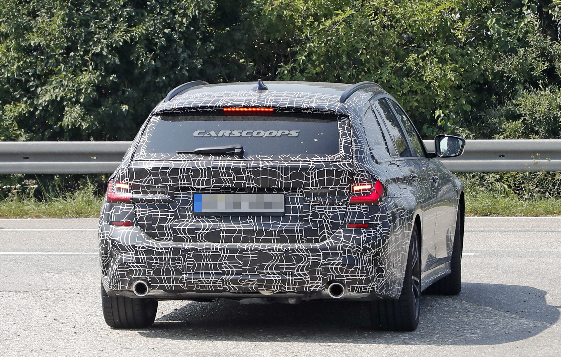 bmw-3series-touring-spy-shots-tight-camo-14 2019 BMW 3-Series Touring Spied Looking Like A Little 5er (New Photos)