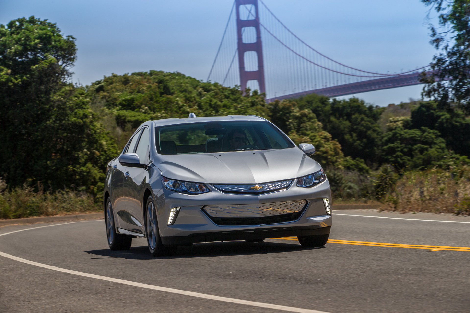 2019-Chevrolet-Bolt-1 2019 Chevrolet Volt Is Pricey And Remains The Bolt’s Less-Desirable Cousin