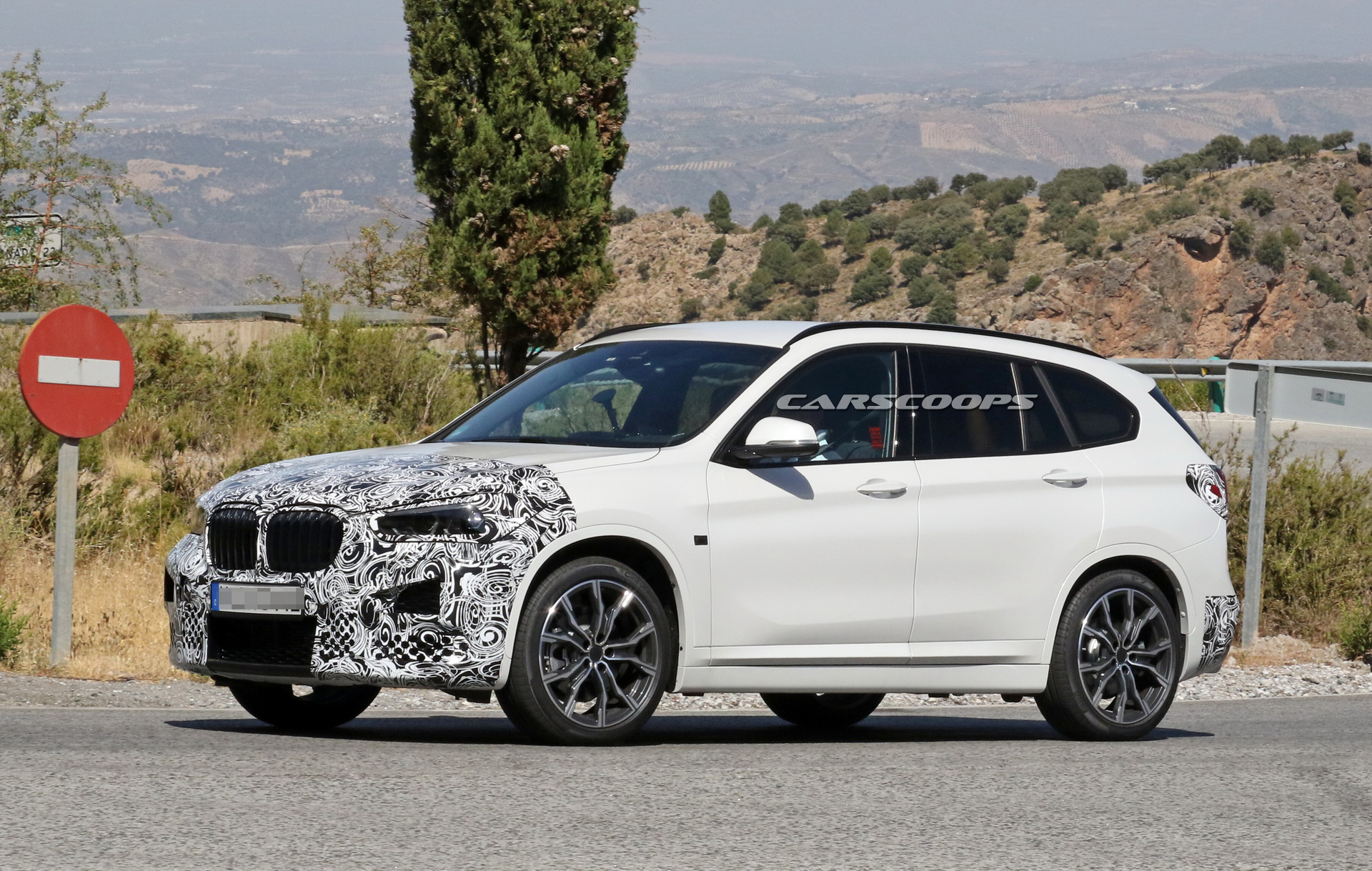 2019-bmw-x1-new-spy-shots-4 Refreshed BMW X1 Getting Larger Infotainment Display, New Shifter