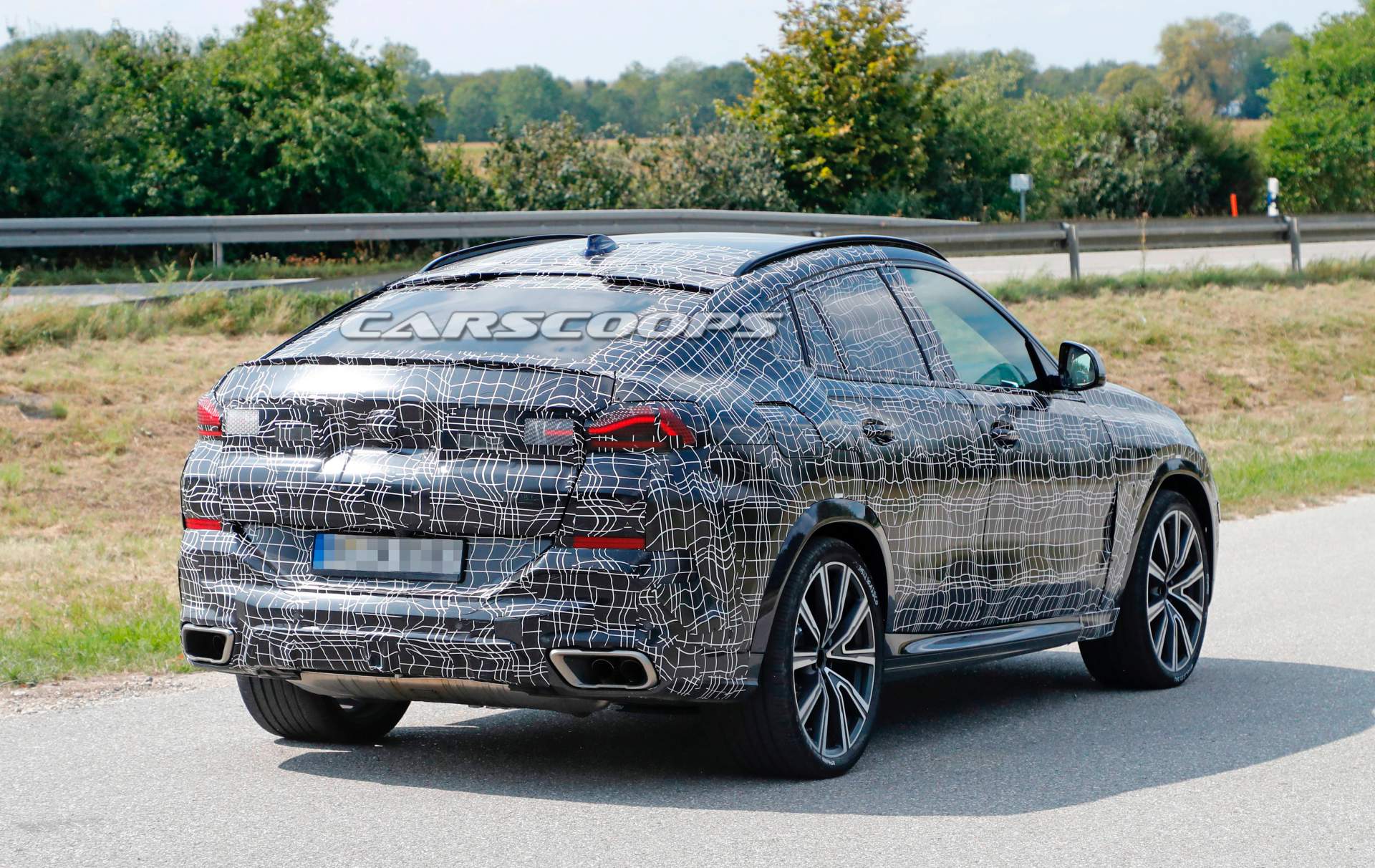 2020-BMW-X6-spy-shots-12 2020 BMW X6 Spied Next To New X4 Suffering From Russian Doll Syndrome