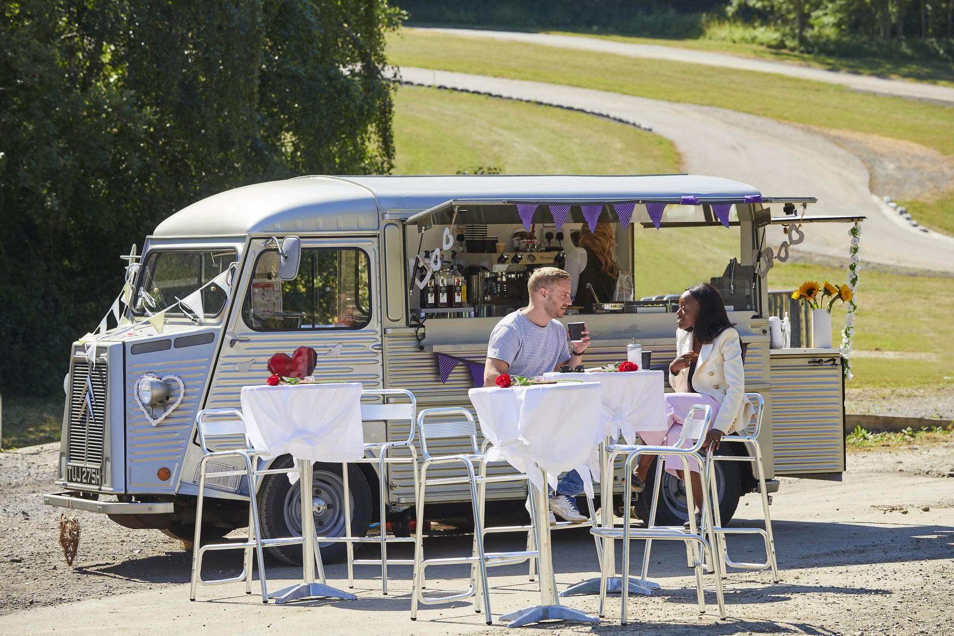 citroen-gives-couples-blind-dates-15 Citroen Takes Three Couples On Blind Dates In A Rally Stage