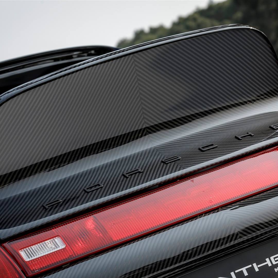 Gunther-Werks-400R-CarbonFiber-10 Nothing To See Here, Just A Glorious Naked-Carbon Porsche 993 Body By Gunther Werks