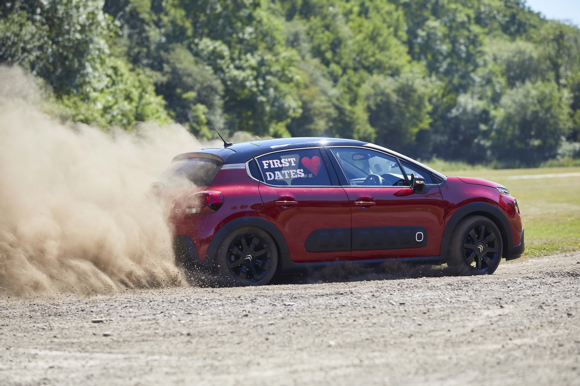 citroen-gives-couples-blind-dates-5 Citroen Takes Three Couples On Blind Dates In A Rally Stage