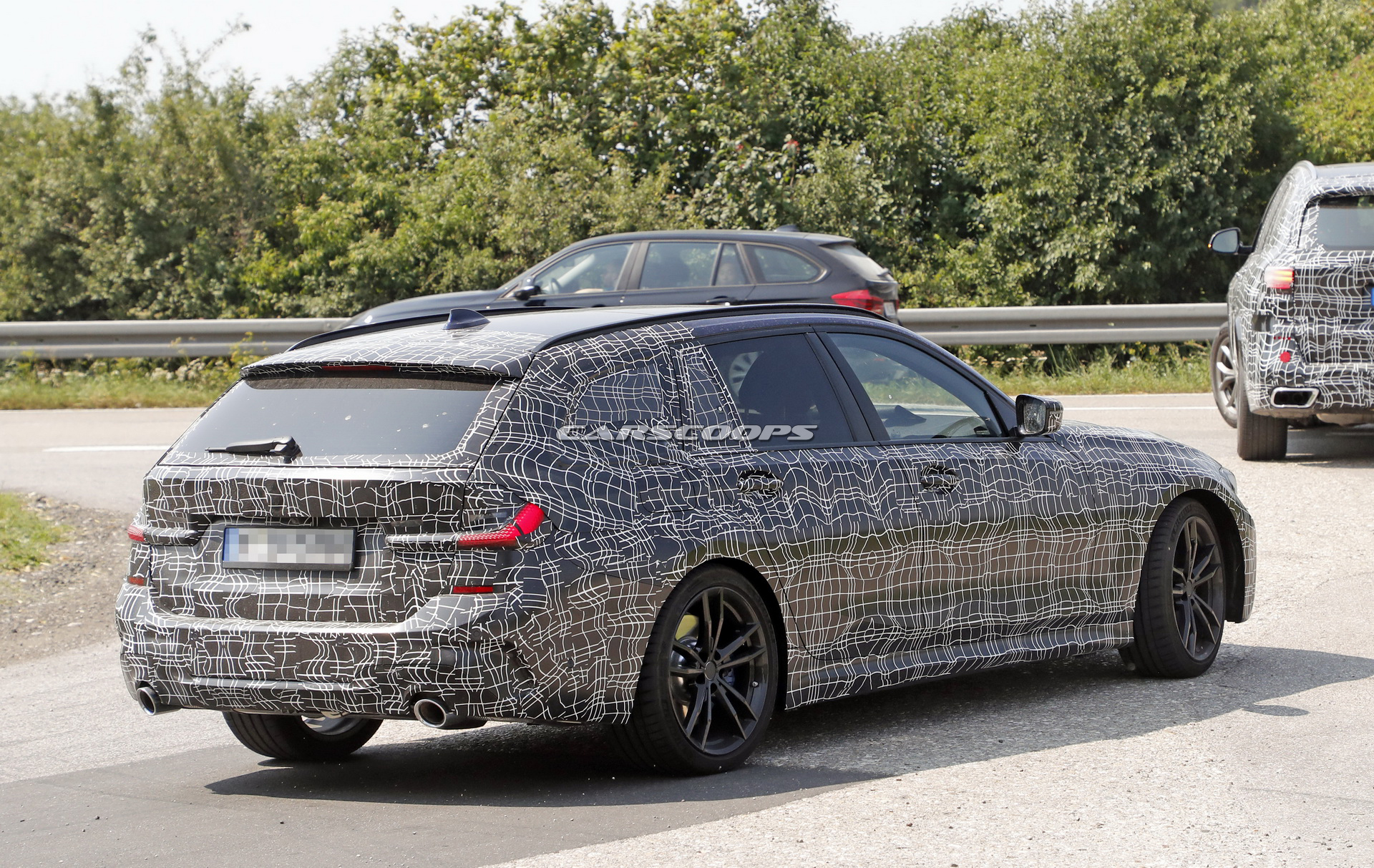 bmw-3series-touring-spy-shots-tight-camo-10 2019 BMW 3-Series Touring Spied Looking Like A Little 5er (New Photos)