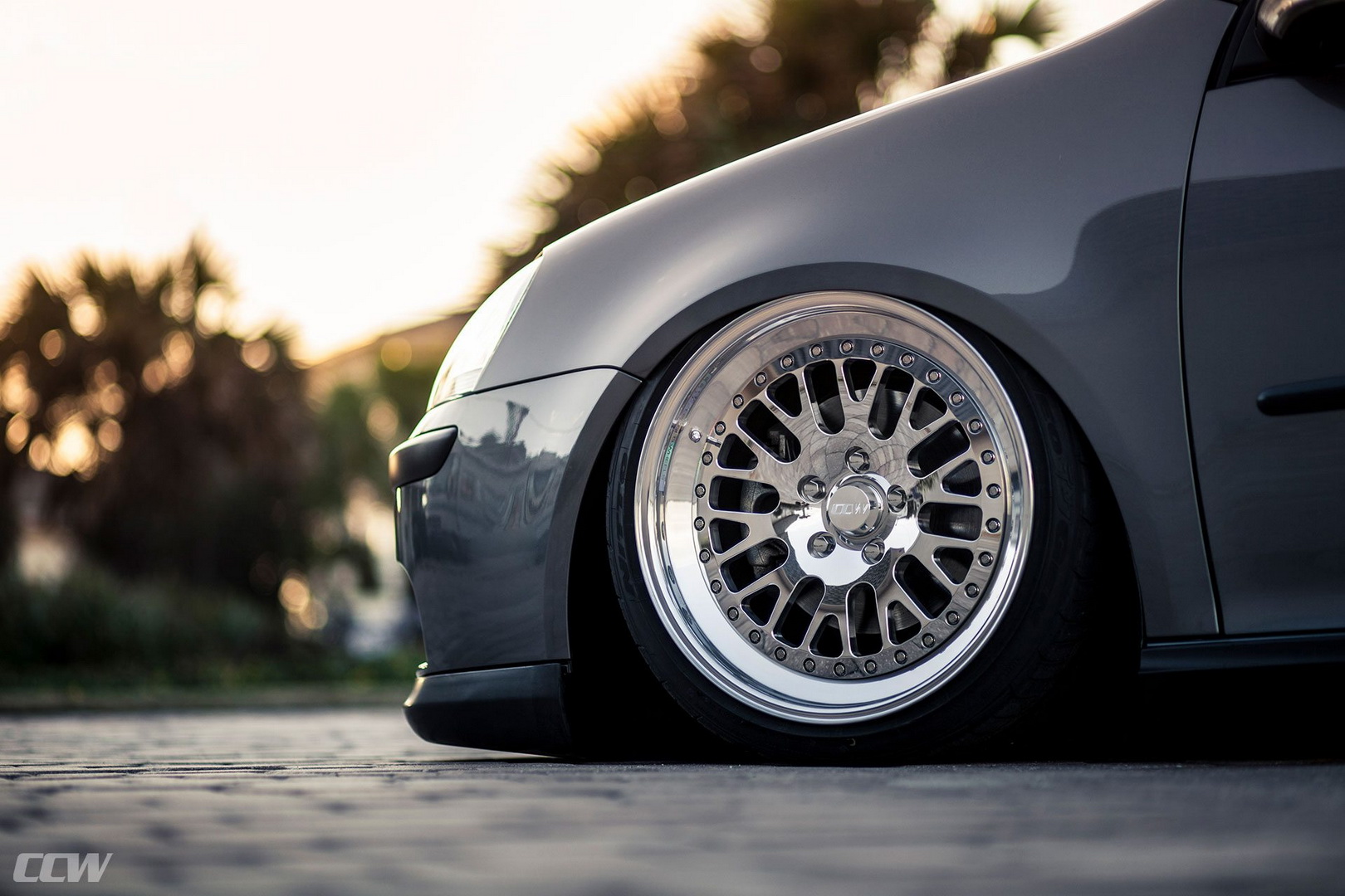 vw-golf-mk5-tuning-wheels-2 Slammed VW Golf Mk5 On Custom Wheels Just Doesn’t Work