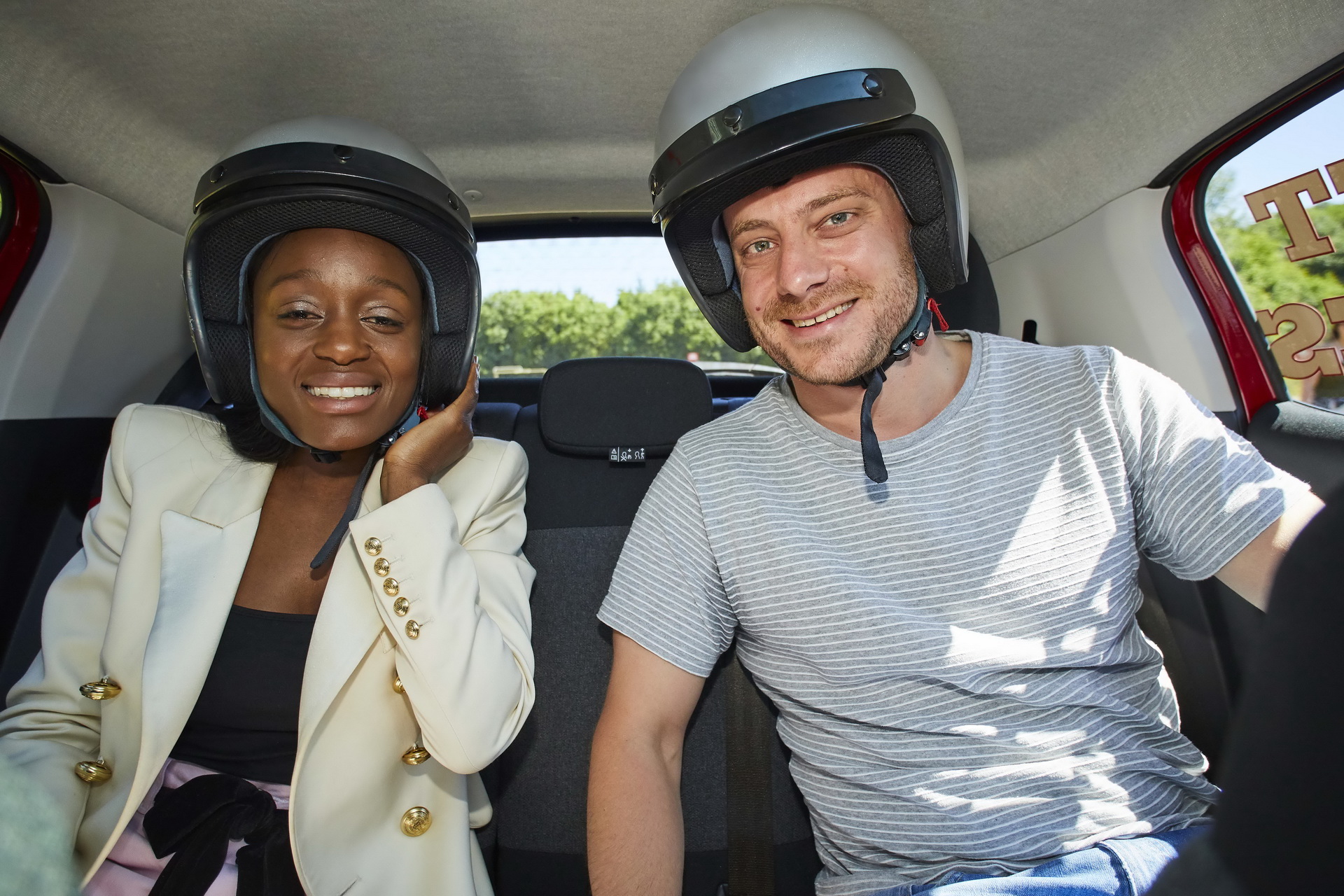 citroen-gives-couples-blind-dates-12 Citroen Takes Three Couples On Blind Dates In A Rally Stage