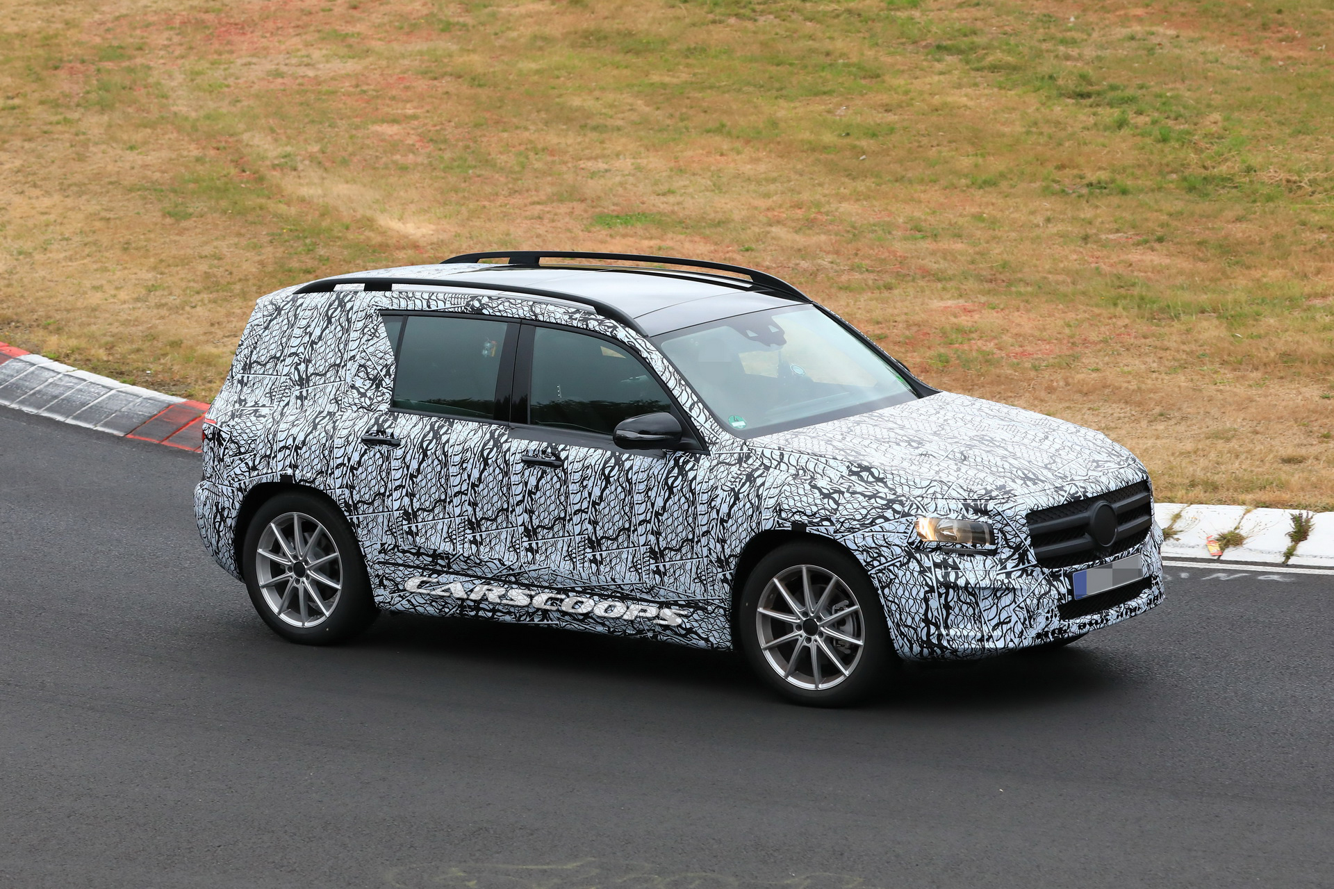 Mercedes-GLB-Scoop-21 2019 Mercedes GLB Sheds More Camo, Shows Off Its Boxy Lines