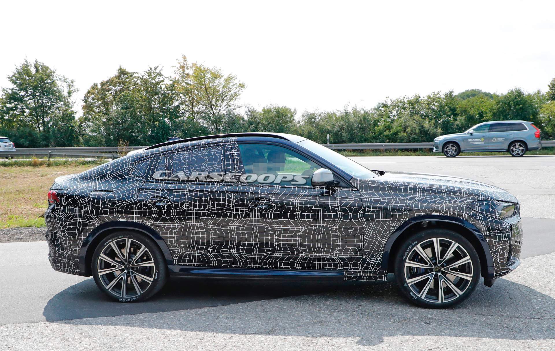 2020-BMW-X6-spy-shots-7 2020 BMW X6 Spied Next To New X4 Suffering From Russian Doll Syndrome