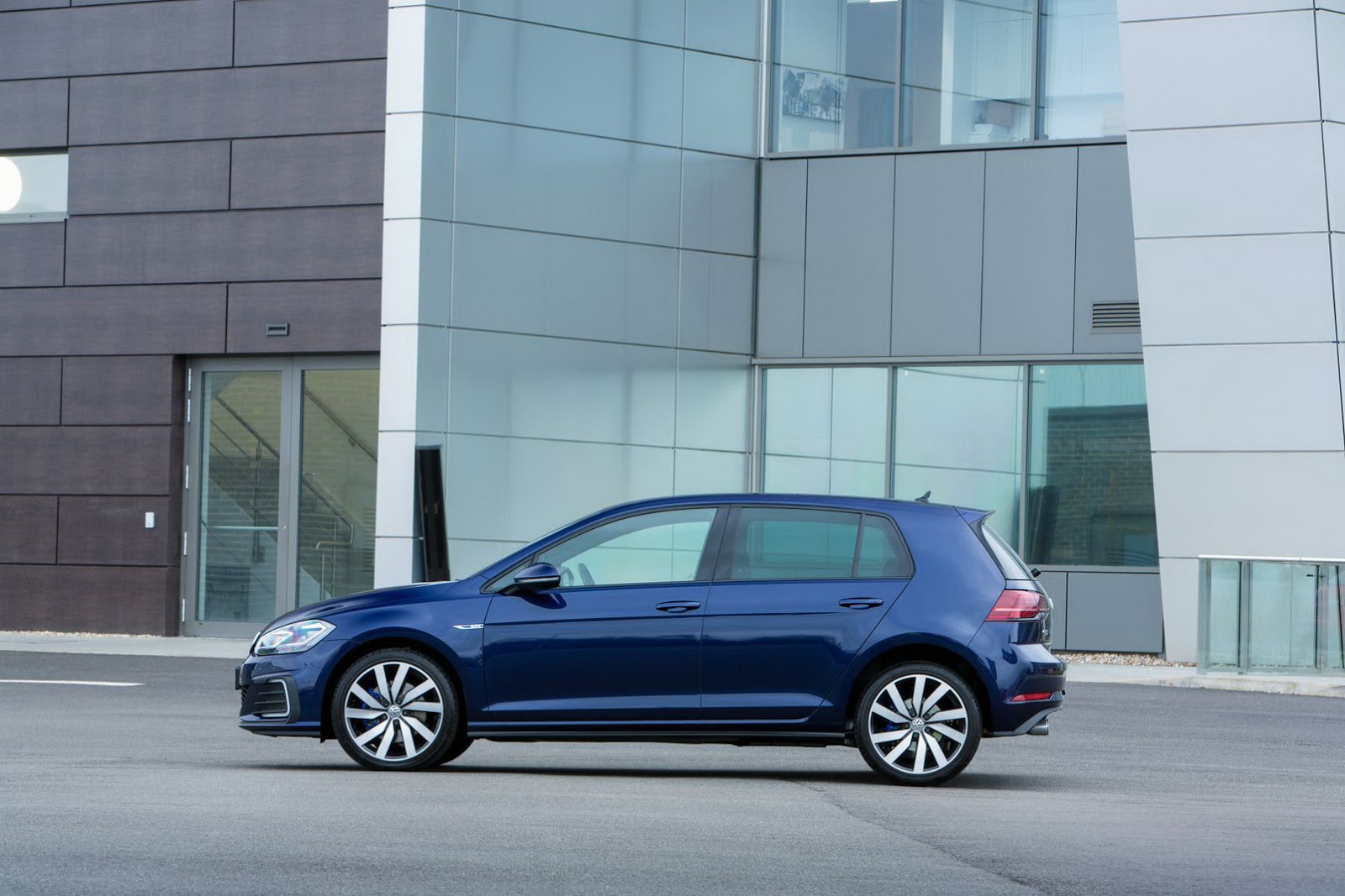 VW-Electric-Hybrid-Recall-2 VW May Recall EVs Due To Carcinogenic Metal