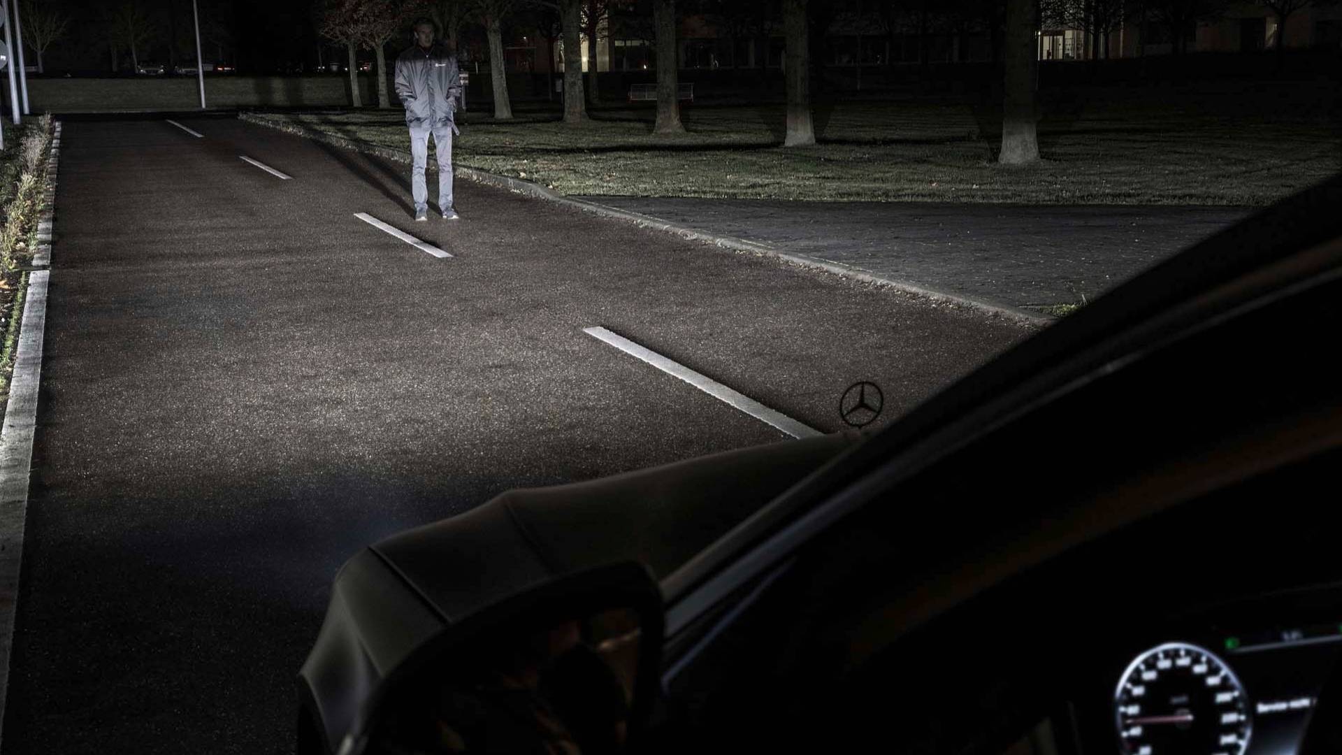 Mercedes-Benz-Digital-Light-2 Don’t Speak; Just Let Your New Merc’s Headlights Do All The Talking