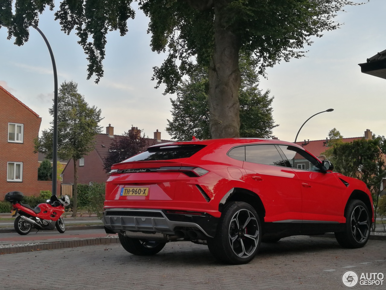 lambo-urus-looks-wicked-in-red-7 Here’s Proof That The Lamborghini Urus Can Pull Off A Ferrari-Red Impression