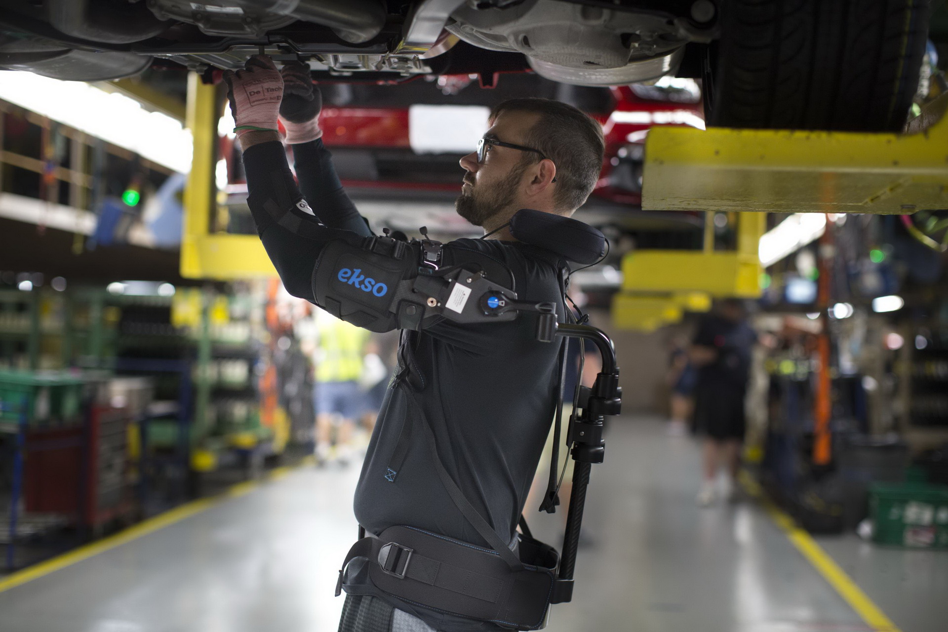 ford-workers-get-exoskeleton-wearables-4 Ford Factory Workers Reduce Fatigue With Wearable Exoskeleton Vest