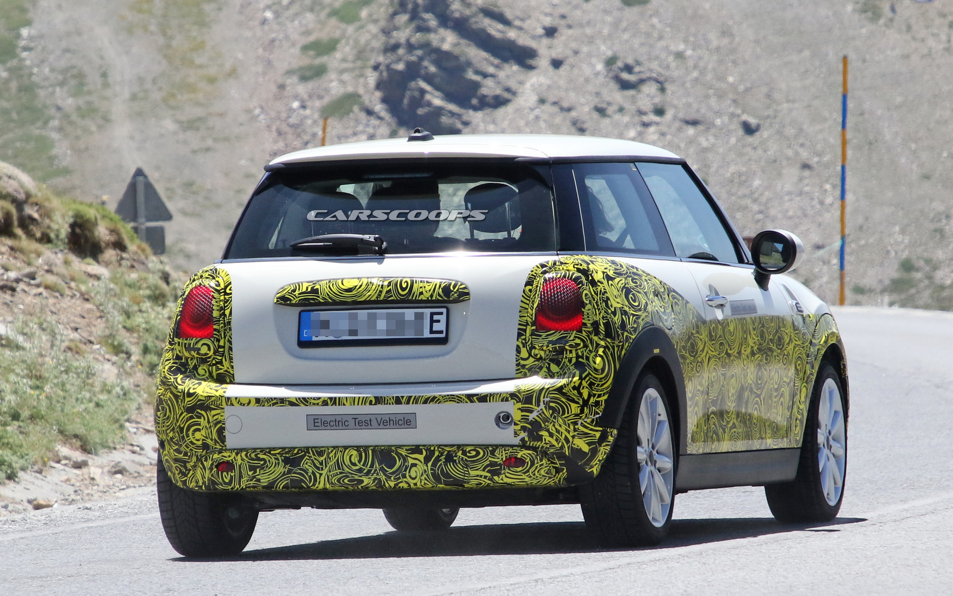 mini-electric-spied-inside-and-out-10 Mini Electric Prototype Spied With New Digital Driver’s Display