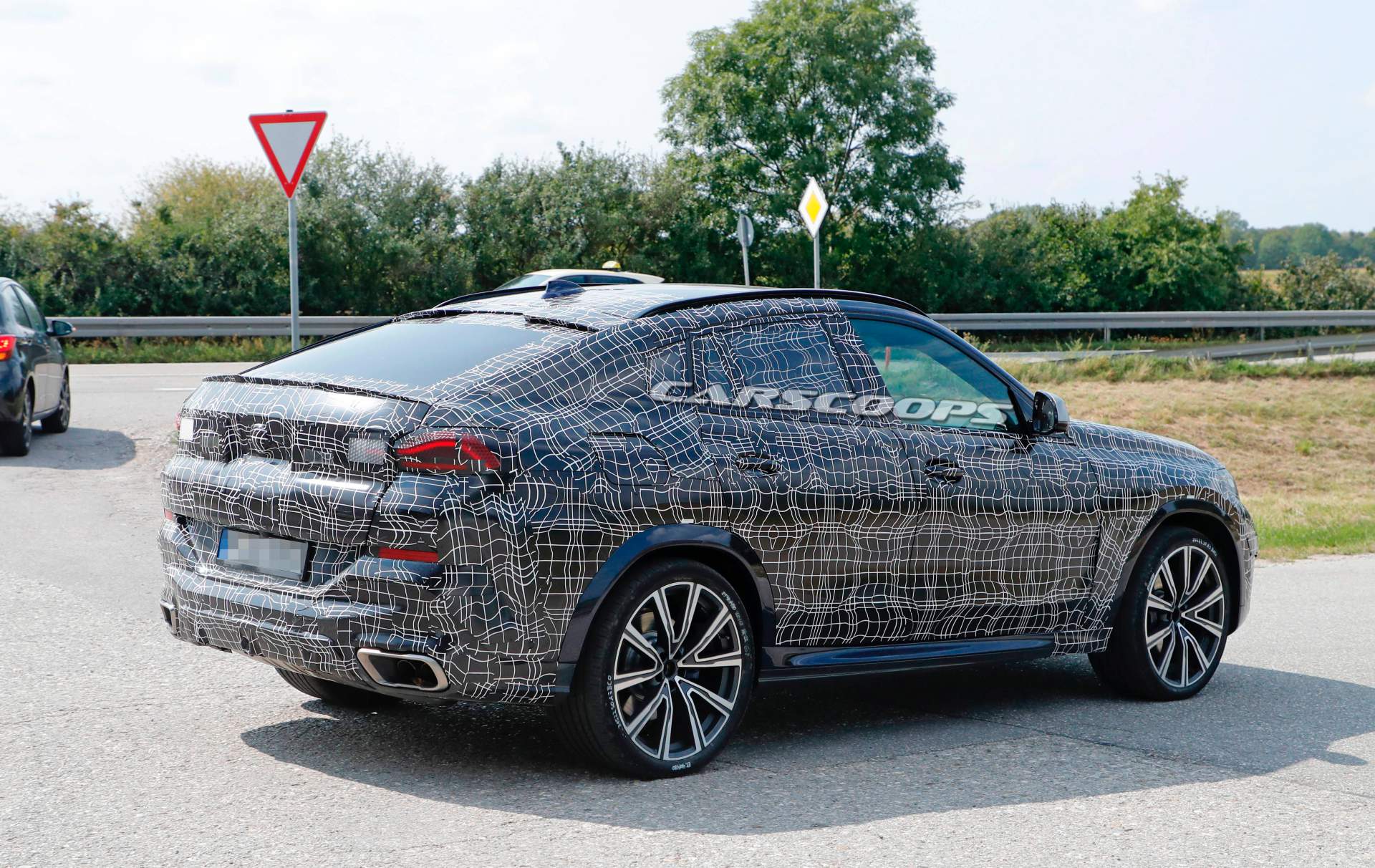 2020-BMW-X6-spy-shots-9 2020 BMW X6 Spied Next To New X4 Suffering From Russian Doll Syndrome