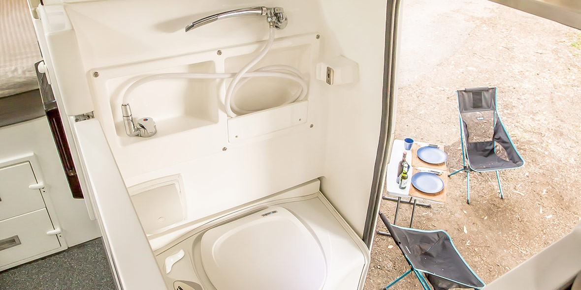 Mercedes-Unimog-EarthCruiser-20 This Unimog-Based RV Is Fit For The End Of The World