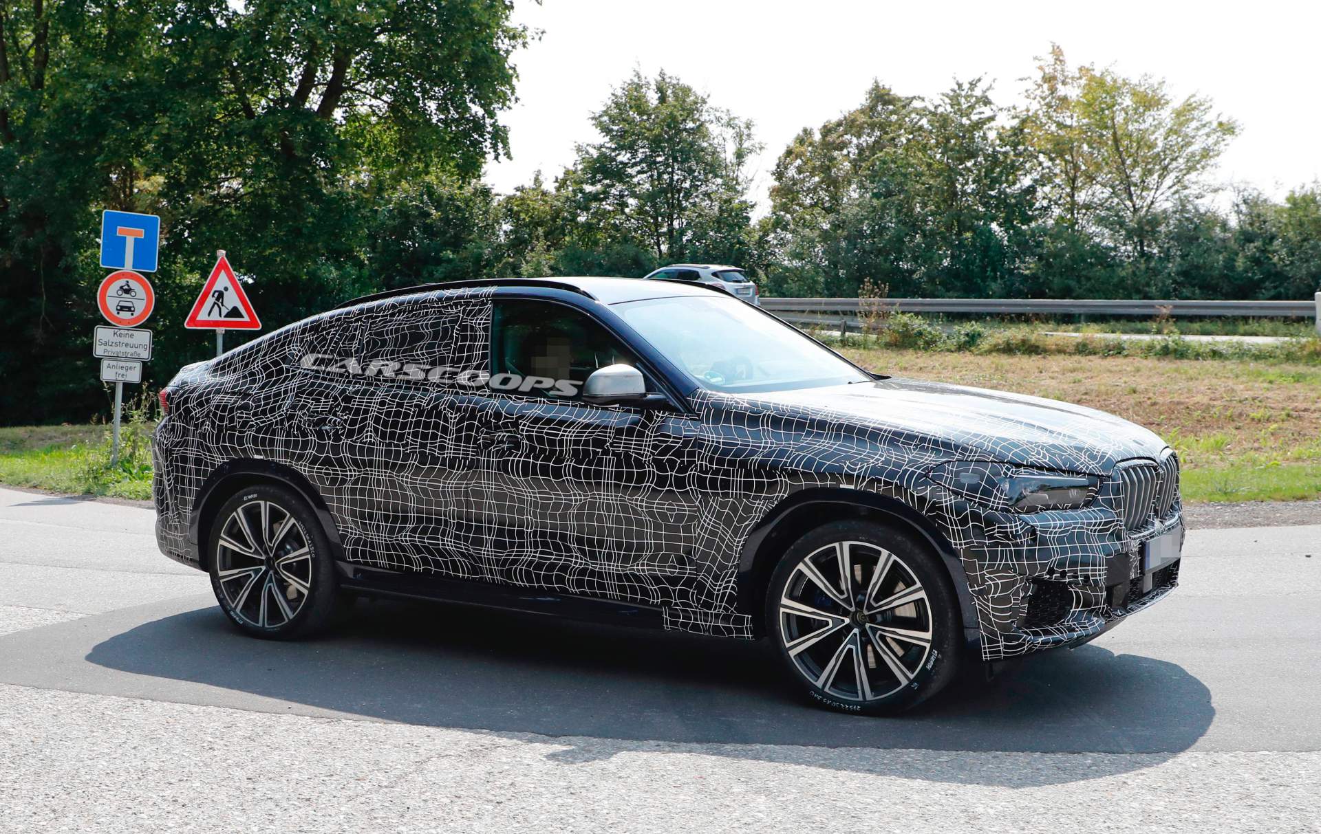 2020-BMW-X6-spy-shots-6 2020 BMW X6 Spied Next To New X4 Suffering From Russian Doll Syndrome