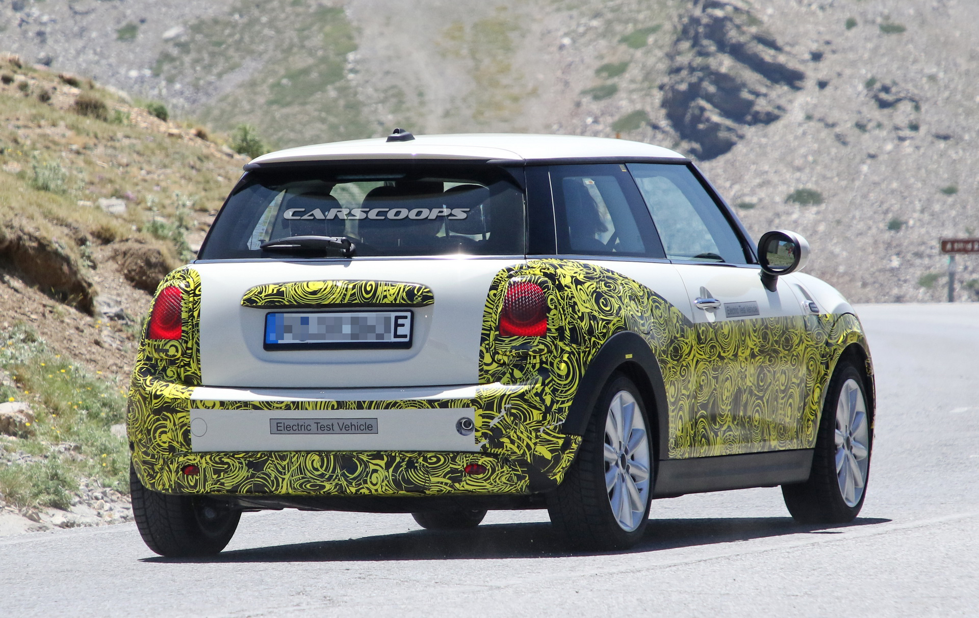 mini-electric-spied-inside-and-out-9 Mini Electric Prototype Spied With New Digital Driver’s Display