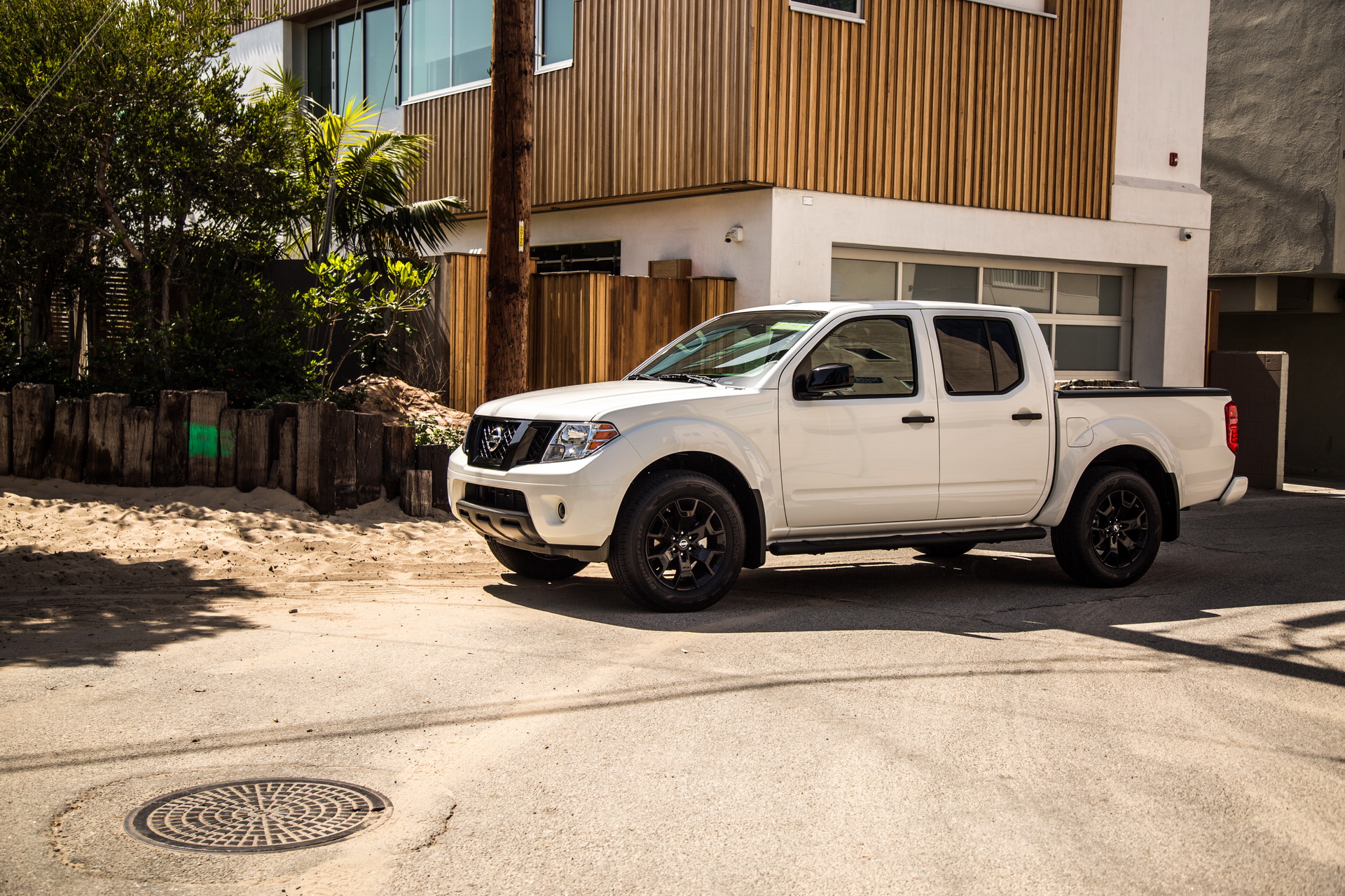 2019-Nissan-Frontier-02 2019 Nissan Frontier: America’s Most Affordable Pickup Offers More Interior Tech For The Same Price