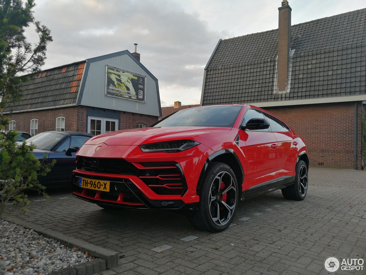 lambo-urus-looks-wicked-in-red-8 Here’s Proof That The Lamborghini Urus Can Pull Off A Ferrari-Red Impression
