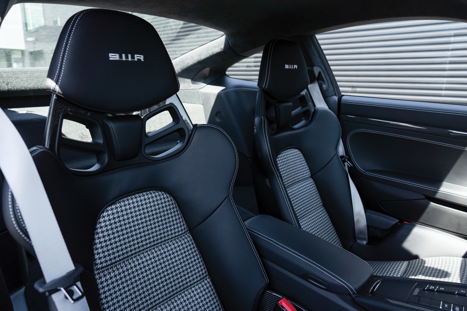 2016-porsche-911-r-22 Crazy Porsche 911 R Premiums Are Evaporating, 30-Mile Example Is Up For $330-370k